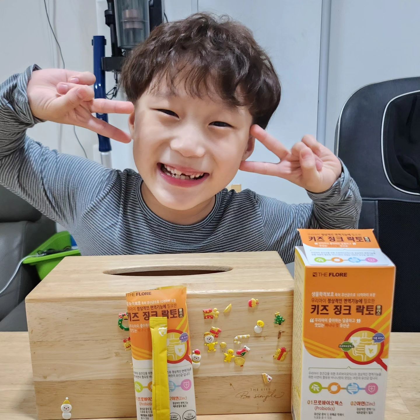 #광고 #협찬

학교에 입학하고 나서 마냥 즐거워 보였던 아이가 
나름 스트레스를 받았는지 
없던 피부 트러블이 생기기 시작했어요.
입가 끝부터 시작했던 트러블이
점점 입주변 전체로 퍼지고 있는 상황ㅠㅠ

우리 아들 공부를 너무 열심히 한게 아닌가 싶은데요. 피부연고도 꾸준히 발라주고 있지만 아이의 면역체계에 문제가 생긴게 아닌가 걱정이 앞선 엄마는 면역강화에 좋은 키즈징크락토 어린이유산균을 챙기기 시작했네요..

👋 키즈징크락토 어린이유산균는 
총 19종의 유산균이 들어있는 제품인데요
유산균이 유통기한까지 살수있도록 보장균수가 10억이나 들어있다고 하더라고요. 유산균뿐아니라 아연도 포함되어있는 제품이기때문에, 
장건강, 면역건강. 또 정상적인 세포분열을 도와주기때문에 성장발달에 큰 도움을 준다고 해요. 

하루 한포씩 잊지않고 챙겨 먹는데 
달달한 바나나맛이라 그런지 저희 아들 너무 맛있게 먹고 있어요. 맛있게 먹으면서 아이의 건강도 챙길수있으니 행복 그잡채랍니다🥰
아이의 면역강화가 걱정된다면 키즈징크락토플러스 어린이유산균 강추해봐요
.
.
#베이비템 #칼렛바이오 #키즈징크락토플러스 #유산균가루 #키즈유산균 #유산균분말 #유산균제품 #어린이유산균 #장건강유산균 #면역강화 #바나나맛 #영양제추천