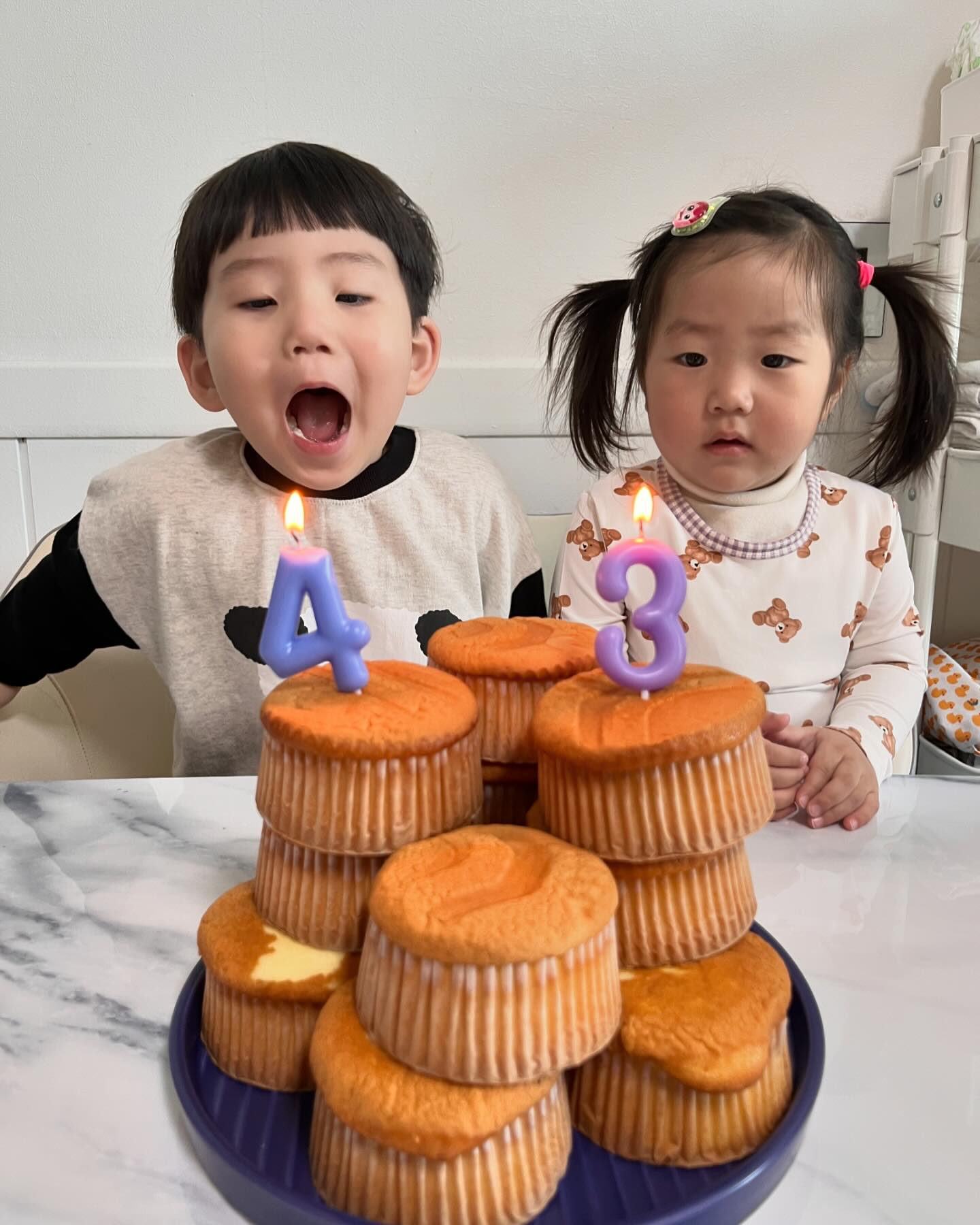 [채이건]
올해 3번째 생일파티-!
인생2회차 43세의 포스를 풍기기도 하지만 
4짤 3짤 너희들 축하헤😍
올해도 케익 너무 많이 먹었으니 오늘은 카스테라로 하자-! 
코찔찔하면서 악어처럼 입벌리는 오빠랑
질세라 풍선얼굴 만들어 불끄는 동생이랑
#잘어울린다너네둘☺️ #커서결혼할거야?