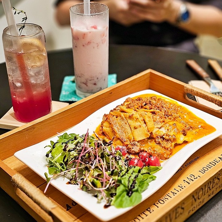 #우리동네맛집
#무거동디저트카페

머리속이 복잡복잡 🤯
이럴 땐 달달한 디저트가 최고닷_!!!

오빠랑 이런저런 얘기하며 밤마실 하다가
이끌리듯 들어간 동네맛집 🍽

무거동에 이런 카페가?!!!!

내가 좋아하는 라구소스에 🍝 라자냐!!!
🍷오미자에이드, 🍓딸기라떼

무거운 생각은 잠시 잊고
달달함으로 생각 정리하기

#울산남구카페
#울산무거동카페
#무거동디저트카페
#오늘은사연리