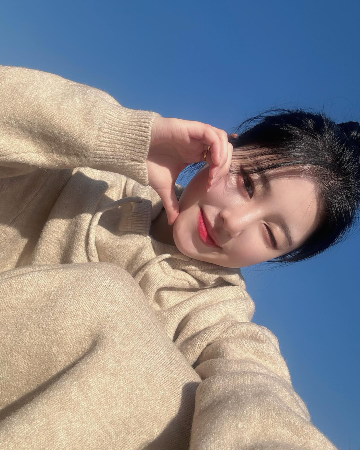 안녕하세요 이번에 여성쇼핑몰 “바냐” 를 오픈하게되어있습니다!
전문직을 가진 제가 워낙 꾸미는 것도 좋아하는데 직장을 다니면서는 제 스타일을 보여주는게 한계가 있더라구요 . 그래서인지 제가 쇼핑몰을 열면 어떨까 라는 생각을 하염없이 해왔어요. 친오빠가 쇼핑몰을 하다보니까 남들보단 좀 더 가깝게 접하면서 배울 수 있는 기회가 생겨서 저도 준비를 하게 되었습니다‪⸜( ˶’ᵕ‘˶)⸝
제가 직장을 다니면서 잘 할 수 있을까 하다가 요즘 드는 생각은 그냥 하고 싶은 일 하면서 좋아하는 일을 후회없이 일하면서 돈 벌자 라는 생각이 들더라구여ㅎ..ㅎ 물론 지금 당장은 남들보단 잘 못 놀고 힘들겠지만 제 꿈에 투자한다고 생각하고 쇼핑몰의 꿈을 시작해보려구요!٩₍ ᐢ. ̫ .ᐢ ₎و 
아직은 많이 부족하지만 더 성장해나가는 모습보여드리고 싶습니다! 
가보고 싶은 곳, 만나고 싶은 사람, 나를 설레게 하는 것들의 여러가지 일들의 시작점은 입고 싶은 옷에서 만들어진다고 생각해요. 기억과 추억을 만들어주는 옷이 “바냐” 였으면 좋겠습니다ㅎㅎ다양한 제품들을 항상 준비해 하고 연구하며 언제나 좋은 제품. 서비스로 만족시켜드리는 “바냐” 가 되겠습니다!! 많은 관심 부탁드려요♡