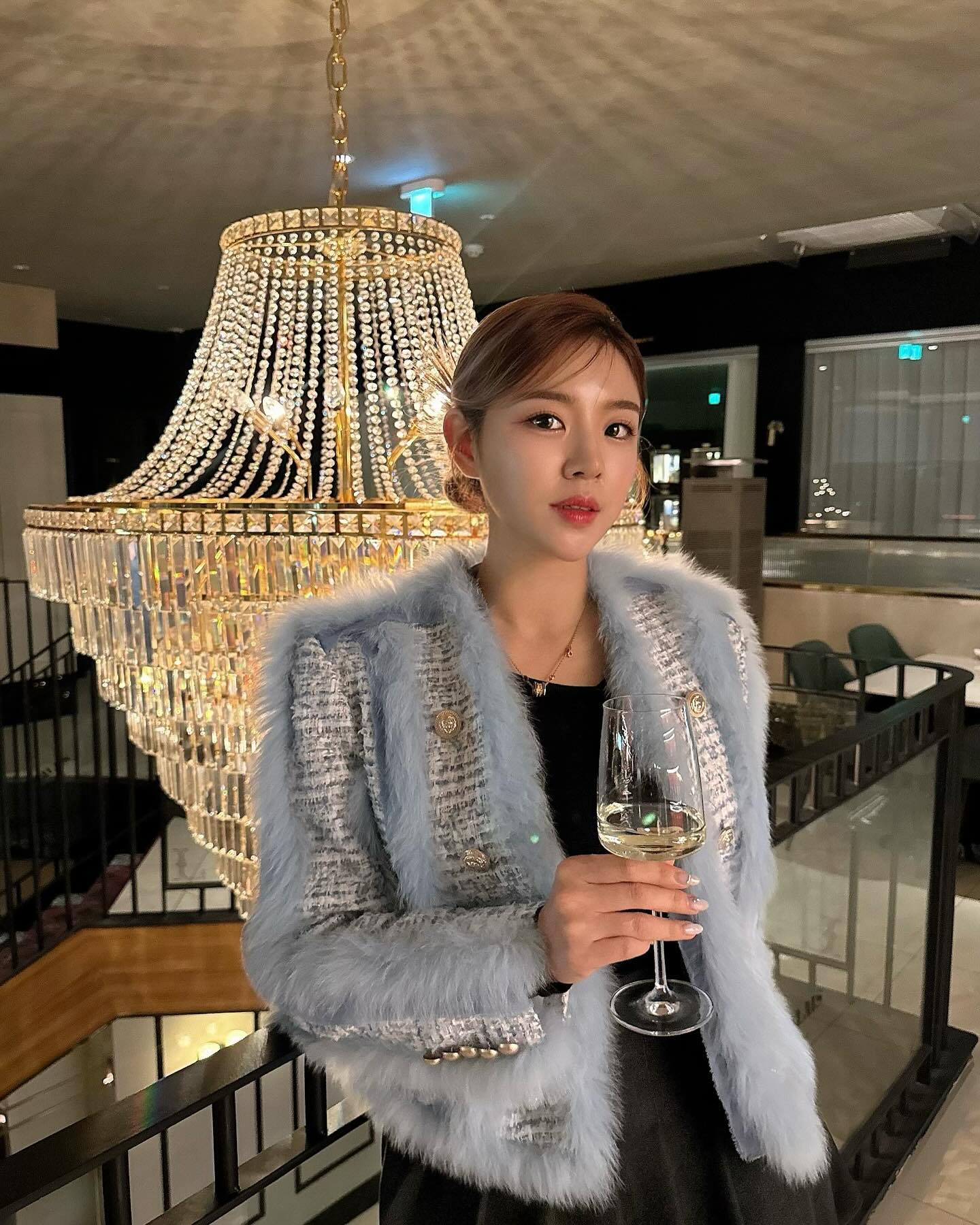 저 입술시술 받았어요......😘❤️
살면서 처음!!!!!! 반영구로 컬러 넣었거든요!!!!!!
그래서 요즘 립밤만 바르고 다니는 날이 많아졌는데 어떤가요?🫶🏻

친구들 생얼을 보면 유난히 더 예쁜 친구들이 있었는데
그럴때마다 입술 반영구를 살짝 했더라구요~~~~?

요번에 더운나라로 여행계획도 있어서 해주면 좋을것 같기에
친구에게 추천받아서 문포레 다녀왔어요💕🫶🏻

확실히 화장 옅게해도 좋으니 너무 너무 편하고
컬러가 일정해지니 조금 더 도톰해진 느낌까지 있더라구요!

아픈것도 전 ~ 혀 없고 붓기도 없었어요
거의 자면서 받았다는......ㅋㅋ
문포레에 친절한 문숙언니가 케어까지 너무 잘 해주시니,
도톰 예쁜입술 만드실 분들! 제가 추천드릴게요😘😘

#예슬림