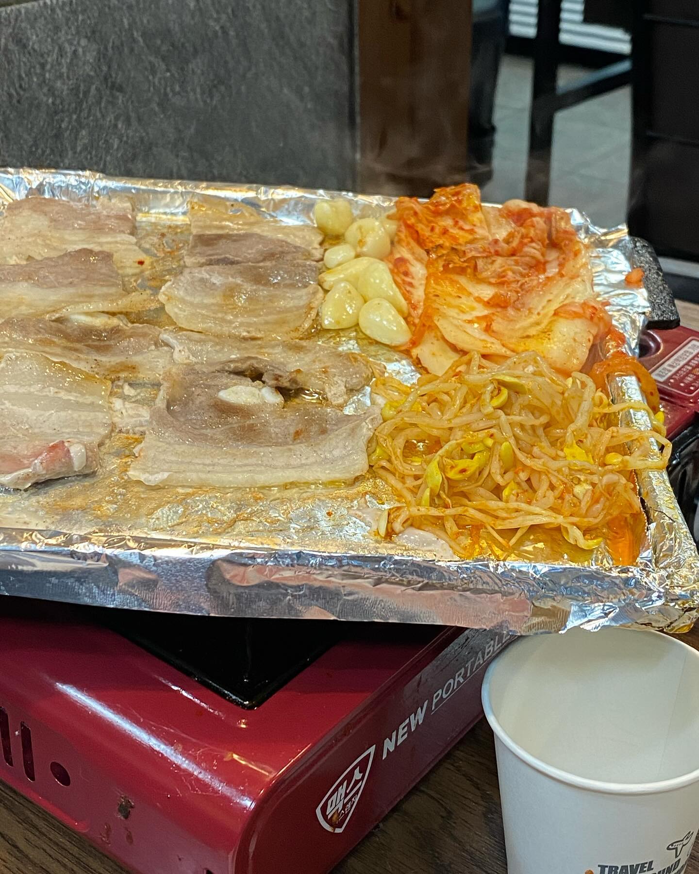 💬 근처에 유명한 맛집이 왜이로케 많죠?

냉삼집 매번 실패해서 기대 1도 안하고 들어갔는데
요기 일하시는 분들도 너무 친절하시고 반찬도 찐맛집 🥹

고기도 대충 흉내만 낸 냉삼이 아니라 정말 실하고 도톰한
품질 꽤 괜찮은 냉삼이었습니다 !!! 두께가 찐 두툼 🥩🥩
대패같은 고기 아니구 정말 적당한 두께라 감동이었어요 !!

가격도 합리적이구 감자듬뿍들어간 청국장 느낌 된찌에
포슬포슬 달걀찜까지 주시니 요기서 쏘주 뚝딱해야겠쥬?
심지어 먹다보면 냄비채 들고다니시면서 된찌 리필해주심,,

양도 많고 인심도 좋은 봉천동 맛집 많이들 찾아가셔용 🫶🏻🖤

📮 서울 관악구 청룡길 9 #부림식당

#부림 #봉천동맛집 #봉천역맛집 #냉삼맛집 #서울대입구역맛집
#서울맛집 #서울숨은맛집 #냉삼 #냉동삼겹살 #먹스타그램