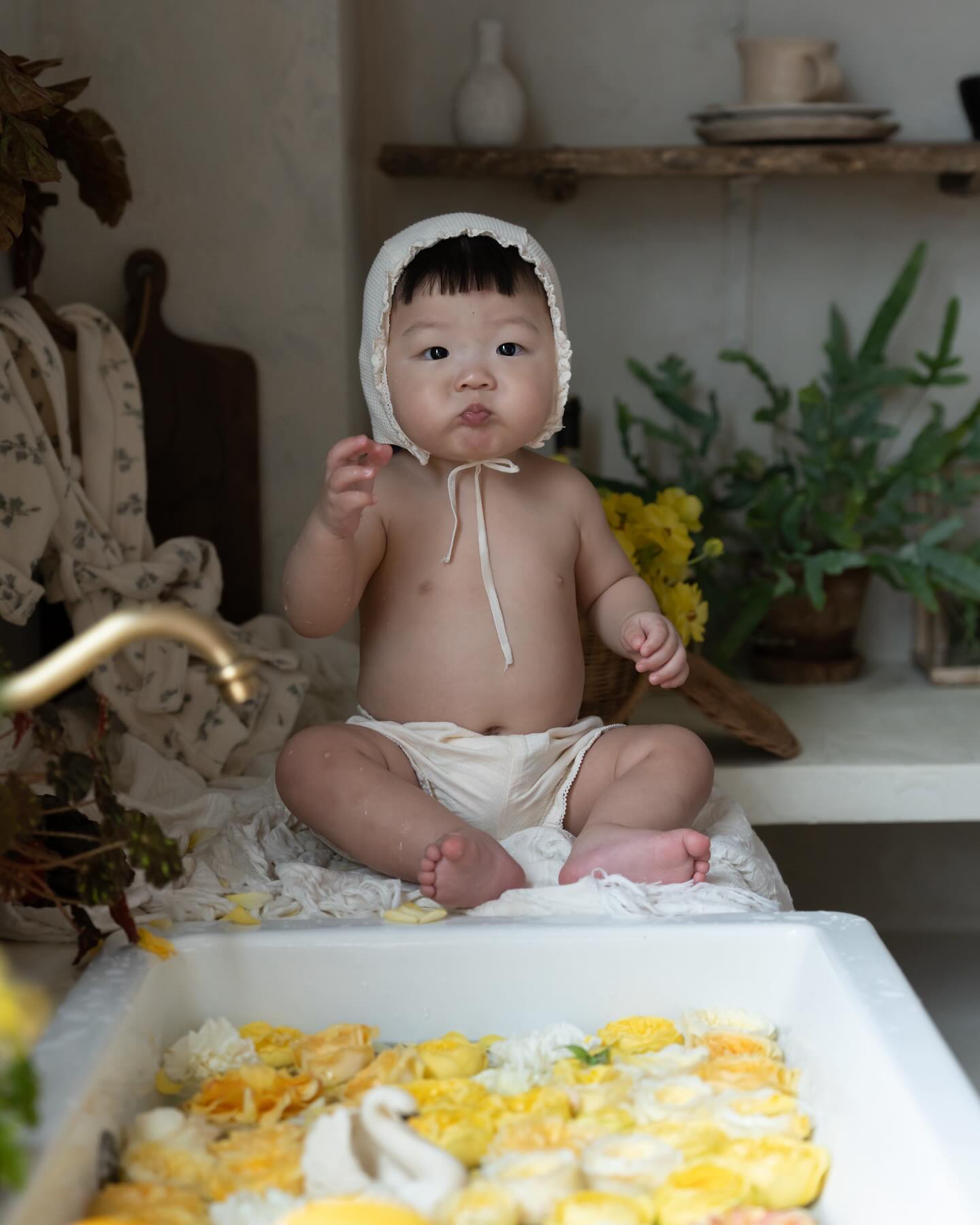.
촬영 내내 레몬 먹방에 빠진 도준이🍋💛
레몬을 먹으러 온건지, 사진찍으러 온건지

꽃은 싫어하면서 레몬을 그렇게 좋아할줄은 몰랐어,,
(엄마 돈내고 생화 추가한거란말야 아들아)

역시 아기 사진촬영은 쉽지않다😅

#육아기록 #돌사진 #레몬맛집 #💛