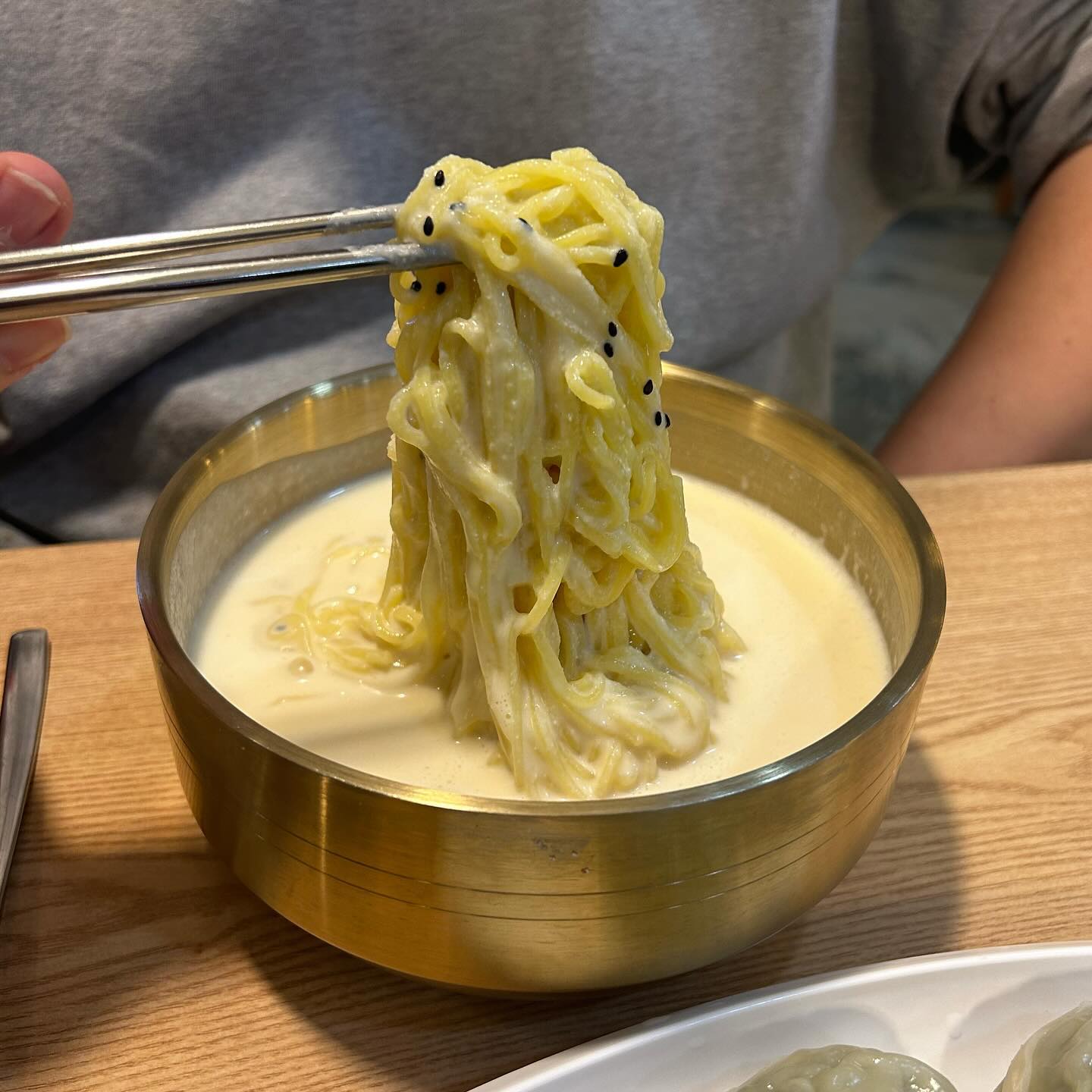 #협찬[청하 칼국수]

오늘 점심에 수색역 부근에있는 청하칼국수에 방문했어요! 
저는 육개장칼국수 남자칭구는 콩국수 그리고 사이드로는 만두를 주문했고 네이버 영수증 리뷰를 작성하면 음료수를 공짜로 받을수있었어용🩷
콩국수는 여름별미 메뉴로 나왔구여 콩국수를 잘 먹지 못하는사람도 먹을수있는 맛으로 국물이 아주고소하고 시원해서 정말 더운여름에 먹기에 딱일거같더라구여 정말 국물까지 다 비웠답니다 
육개장칼국수도 정말 양이 많고 맛있었고 소량의 밥도 같이 주셔서 정말 배부르게 먹고나왔어요ㅎㅎ김치도 정말 맛있었🫢 

청하칼국수
주소: 서울 마포구 상암산로 76 (상암동, YTN 뉴스퀘어) 지하 1층 
전화번호 :0507-1394-2774

#콩국수 #해물순두부 #차돌된장찌개 #상암동맛집 #맛집
