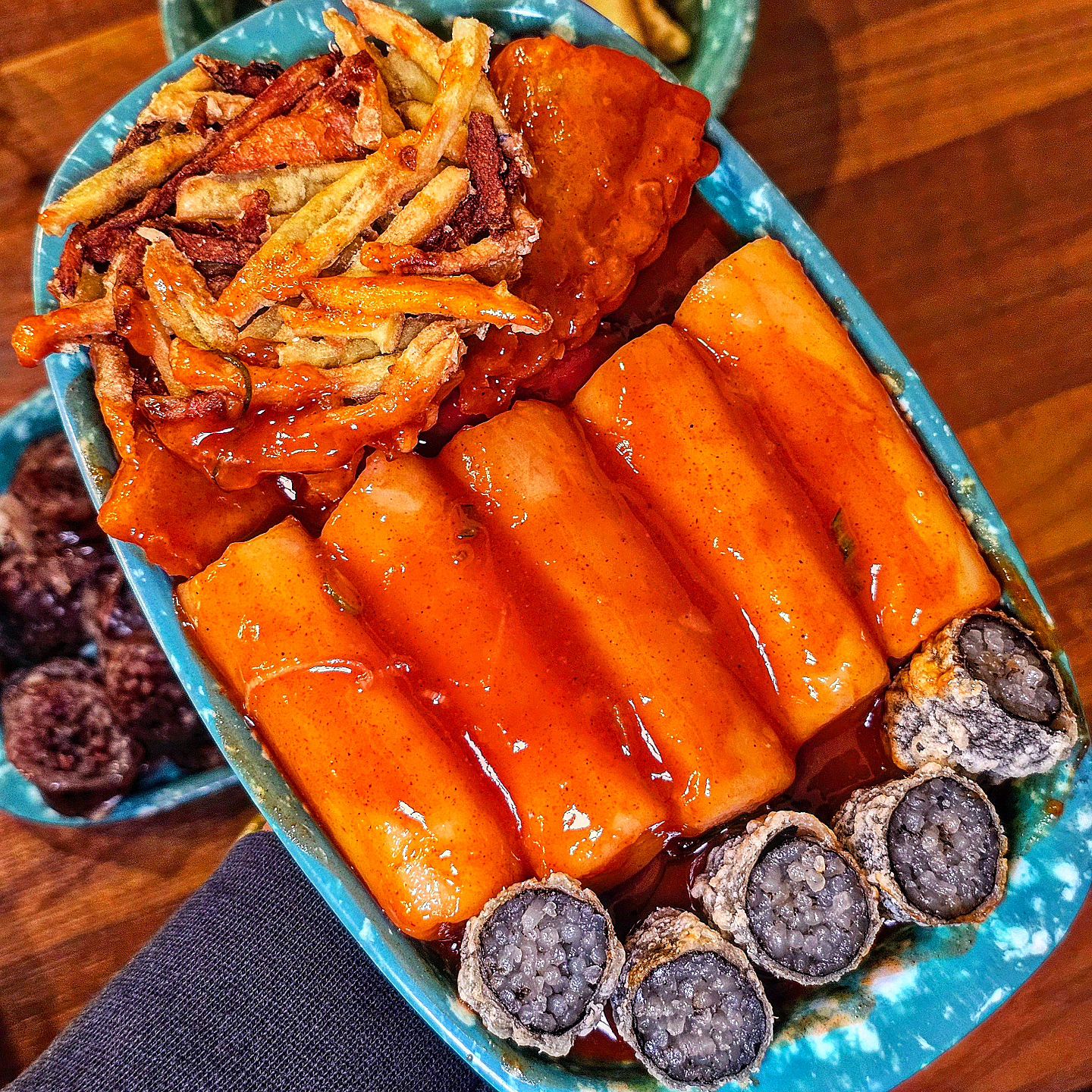 💁할머니의 맘으로 넉넉한 양과 추억이 맛을 느끼게 해주는 "우리할매떡볶이"입니다.
#우리할매떡볶이

💁입짧은햇님이
내돈내산으로 먹어서 유명해진
"우리할매떡볶이"에 다녀왔어요.

💁 매콤하면서 어렸을 때
한번은 먹어봤을 추억의 맛
쫄깃의 끝판왕인 통가래떡이
아주 맛도리예요.

💁순대는 속이 꽉차서 쫀득한게
떡볶이 소스에 찍어 먹는
바람직한 행동으로 순삭해버렸어요.

💁목막힐 때 어묵국물 호로록해주고
국물만 먹긴 아쉬우니 어묵꼬치도 하나!

💁신메뉴인 무침만두는 고추장의
찐한 달달함과 매콤함이 살짝 짭짤하지만
계속 손이가는 맛이예요.

💁놀라운토요일, 런닝맨,
놀면뭐하니 등 다양한 TV에 나온 맛집이래요🫢
(꿀팁. 세트로 먹으면 더 저렴해요)

🧾 영수증
- 15,500 가래떡떡볶이세트
- 1,000 소세지추가
- 4,500 무침만두🆕️
----------------
⏰️ 운영시간
11:00 ~ 21:00
🚩 주소 : 충남 천안시 서북구 불당33길 36
-----------------

#가래떡떡볶이 #가래떡떡볶이맛집 #떡볶이맛집 #천안떡볶이 #신불당동맛집 #신불당데이트 #불당동맛집추천 #천안분식 #불당동떡볶이 #떡볶이맛집추천 #떡볶이추천