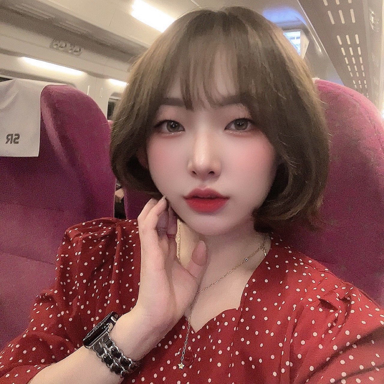 비즈니스 컨설턴트로서의 삶 👀✨

도무지 내 삶이 어디로 흘러가는지 의아하긴 하지만
어차피 인생에 정답이라는 건 없기에

주어진 일에 최선을 다하고 마음을 다잡아서 또 한보 전진할뿐

폭풍이 휘몰아치더라도 그 안에서 춤을 추라던가

나는 부산대학교 시절 과동아리 ‘폭풍우’의 폭순이였다
자대체전이 열리면 늘 여자발야구 에이스였다

내 삶은 도전의 연속이자 ‘이게 되네?’의 연속이었다
이번 또한 이것도 잘 하네를 증명해내보자

#의아함은그들의몫 #나자신화이팅❤️ 
#끄적끄적 #새해다짐 #해피2024