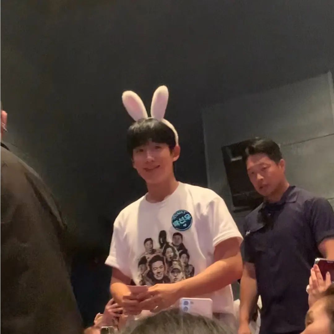 .

베테랑2 무대인사~

내가 다녀온 거 아니고 초등학교 때부터
정해인 팬인 여니가 다녀옴😁
황정민 싸인 계란 받아왔는데..
먹어? 말아?

내일도 가고 17일에도 또 간다고😒

.
.
.

#베테랑2 #베테랑2무대인사#정해인 #황정민
#장윤주 #안보현 #압구정cgv #정해인관