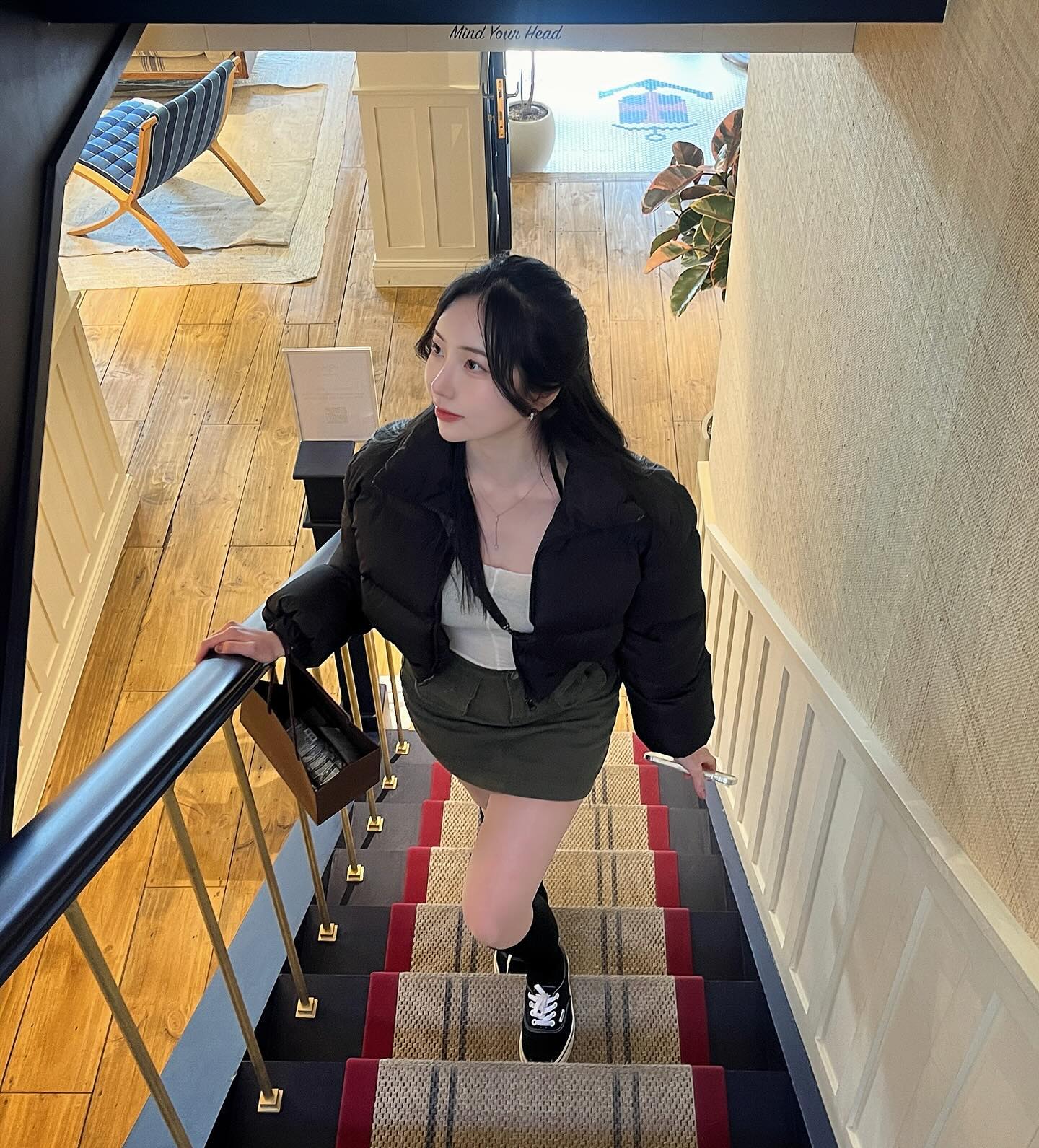 노아 시티하우스 가봤는데 너무너무 예쁘고 미국 온느낌..🇺🇸 1층에 카페도 있으니까 한번씩 가보세용✨
.
.
.
.
#노아 #노아시티하우스 #도산쇼핑 #도산공원핫플 #압구정쇼핑 #압구정카페 #압구정데이트 #instastyle #오오티디 #ootd #ulzzang #ulzzanggirl #일상코디#일상패션 #얼스타그램 #데일리룩 #데일리룩코디 #오늘코디 #오오티디룩 #패션스타그램 #일상룩 #일상룩코디 #옷스타그램 #패피녀 #전신샷 #협찬문의 #협찬디엠 #협찬환영
