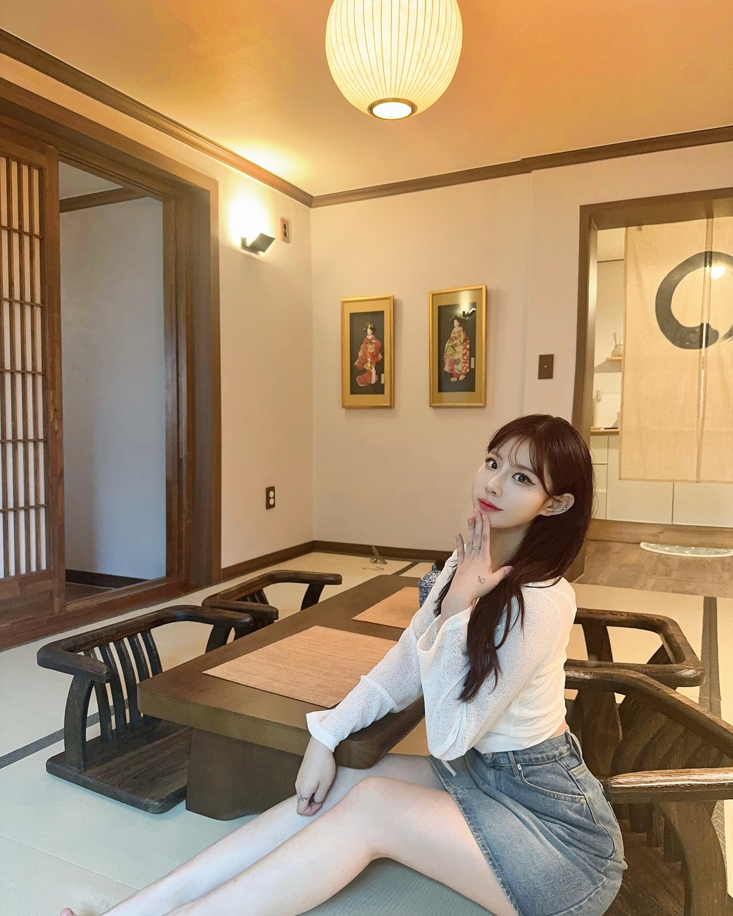 강릉 “교동 료칸” 일본풍 에어비앤비 旅館🏯✨

일본 현지 감성이 고스란히 느껴지는 
예쁜 숙소에 다녀왔어요😊❤️
분명히 국내인데 해외에 온듯한 느낌🫶🏻✨

저번에 다녀간 “르 마르쉘”과 같은 건물 1층에 위치해있는데요!
일본식 다다미 거실과 푸릇푸릇한 숲속에 온 것같은 미니 정원🌿 
그리고 아늑한 조명과 작은 소품들 
모두 일본 료칸에 온듯한 분위기로 가득해요💛

강릉 시내, 관광지랑 거리도 가깝고
한적하고 조용한 마을에 위치해있어서
누구의 방해없이 조용히 힐링하며 머물 수 있어요!🤩

청결&깔끔은 기본! 내 집같은 편안함에 감동!
5성급 호텔 못지않은 어메니티와 침구류 퀄리티에
또 한번 더 감동 받았지뭐에요🥹🤍

더 자세한 숙박후기는 뷔엔나로그ღ(블로그) 업로드 예정입니다💚

🗺️ 강원 강릉시 임영로207번길 6-1 1층
📍 #교동료칸 kyo_dong_ryokan 
🚪 침실 2, 욕실 1