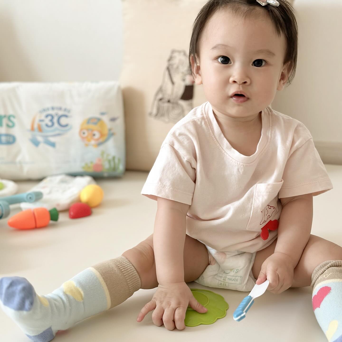 #팸퍼스제공 #팸퍼스에서온선물 

우리 트니 기존에 사용하던 팸퍼스 기저귀인데 
space_colah 소이네 이벤트로 선물 받았어요 ෆ.̮ෆ

팸퍼스 팬티 기저귀는 한번 써보면 바로 정착하게 되는 마법이,,🤍
사실 트니는 아직 4단계 사용할 몸무게는 아닌 8kg대 몸무게인데
팸퍼스 팬티 기저귀가 너무 맘에 들어서 4단계 사용 중인데
샐 걱정 없이 엄마도 트니도 편하게 잘 사용하고 있어요 :)

날이 급격히 더워지면서 땀도 흘리고
24시간 하루 종일 차고 있는 기저귀 습하면 불편할까봐
가능한 자극 걱정 없고, 편하고, 부드러운
여름용 쾌적한 기저귀 찾아 ☀️팸퍼스 프리미엄 여름 기저귀☀️
!2024 터치 오브 네이처 썸머팬티!로 일찍 바꿔줬답니다 ෆ.̮ෆ

터치 오브 네이처 썸머팬티는 프리미엄 라인으로
겉커버에 프리미엄 코튼이 더해져 극강의 부드러움이에요 .ᐟ

또 썸머팬티 기저귀답게
팸퍼스 쿨케어 시스템TM이 기더귀 탑시트 온도를 -3도 낮춰주고
2만개의 에어홀이 기저귀 안을 쾌적하게 해주어 
피부 자극 걱정이 없답니다 .ᐟ

우리 트니는 앞으로도 쭈욱 내돈내산으로 
팸퍼스와 함께 할 예정이에요🩵

🏷️Thanks to pamperskr space_colah 

#팸퍼스 #터치오브네이처 #프리미엄기저귀 #기저귀추천 #팬티기저귀 #여름기저귀 #3쾌한기저귀 #으라차차에어차차 #팸퍼스서포터즈