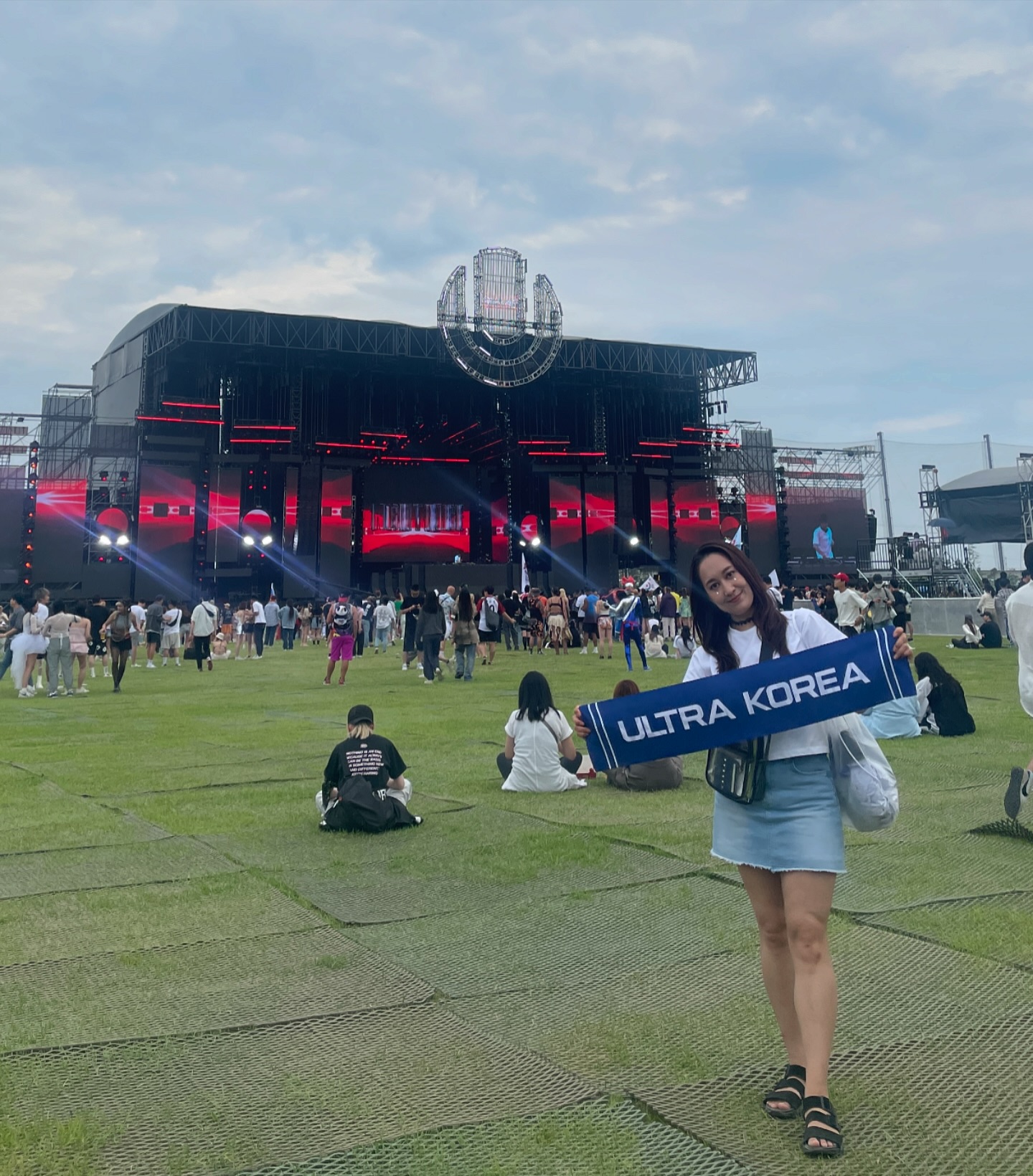 -
My first ULTRA music festival 💥
움프 첫경험!! ㅋㅋㅋ

날씨까지 도와준 날이었당..
적당히 흐리고 밝았던 낮과 🌤️
밤엔 열기를 식혀주던 가랑비까지 ☂️

여기저기 구경할것도 많고 할것도 많아서
빨빨거리며 돌아다니니 만오천보 가까이..
데드마우스도 보고~ 믹싱 맘에드는 디제이도 새로 알고~

나랑 같이 가서 즐겨줘서 감사합니다 ☺️🩷

#움프 #움프코리아 #움프10주년 #umfkorea #umfkorea2024 #musicfestival #musicfestivaloutfit