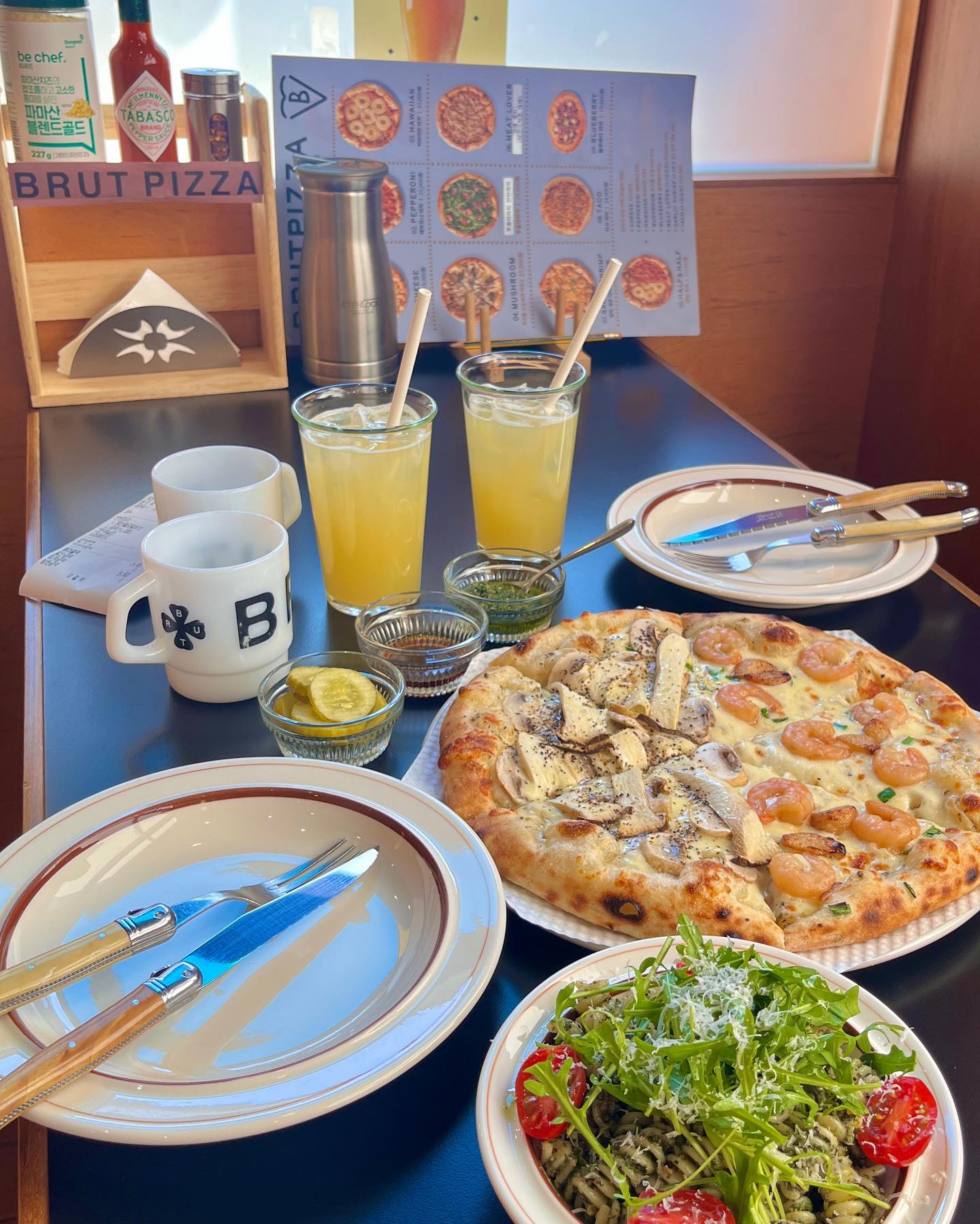 부산 정관 피자 맛집💛 🍕
48시간 동안 2차 발효시켜 만든 수제도우와 매일 직접 공수해 온 신선하고 좋은 재료들로 만든 피자집,,😋

📍상호:브뤼트피자 정관점 brutpizza 
📍주소:부산광역시 기장군 정관읍 구연로 3-56 H프라자 1층 110호
📍영업:11:00~23:30 <23:00 라스트오더)