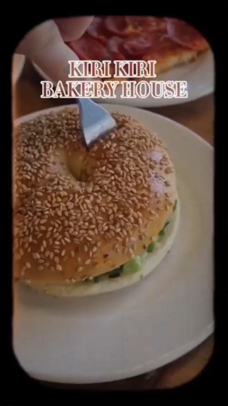 뜨거운 열기만큼이나 테이블링에 대기 숫자가
어마어마 했네요🫠

#EnergeticBakeryBackground
#빵투어 IRIKIRI #BAKERY #HOUSE
#수완지구키리키리베이커리하우스
#수완지구키리키리#키리키리#맛집#베이커리맛집추천
#카페추천#수완지구카페추천#빵투어
#일상#여행#베이글맛집
 : 모먼트