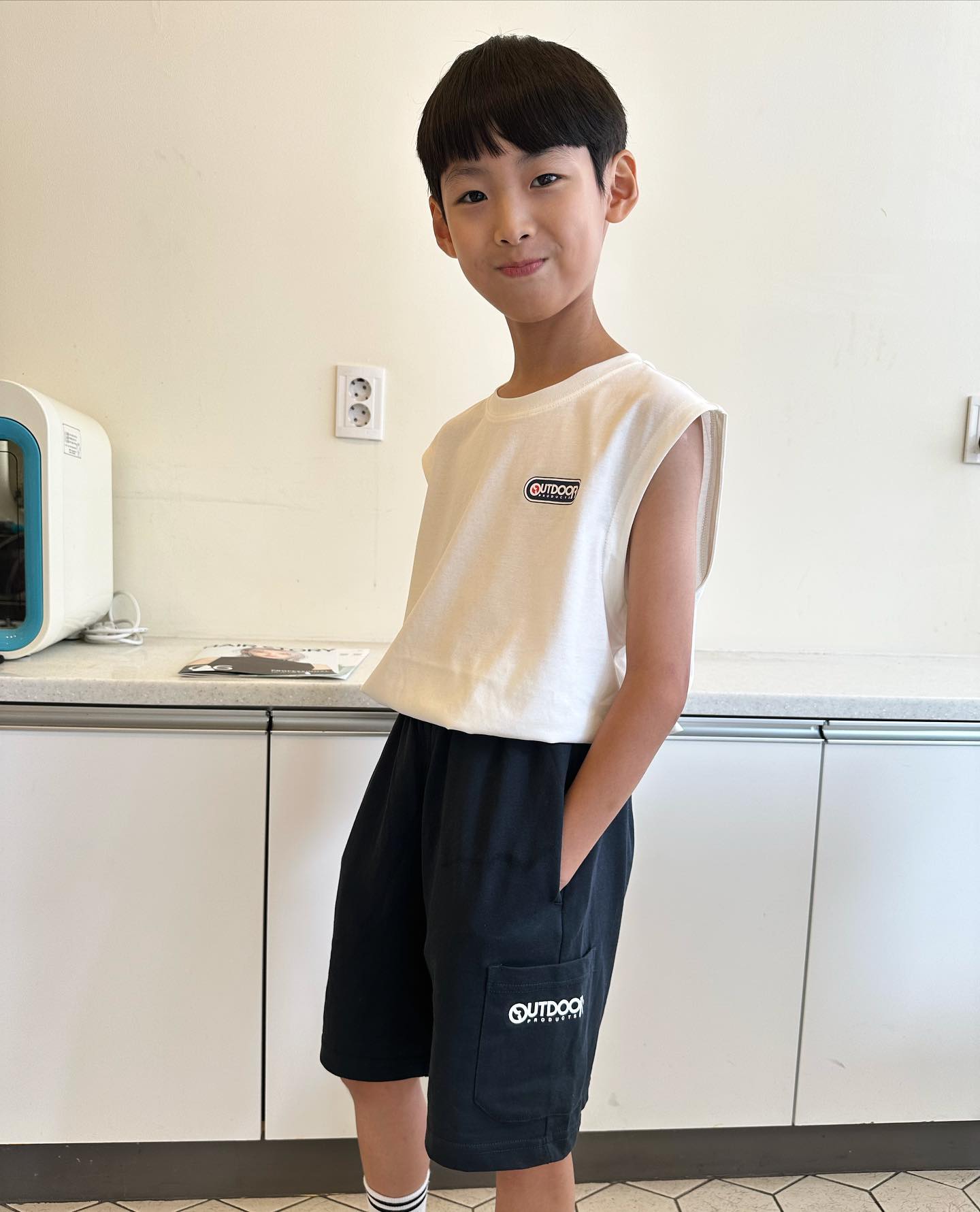 #제품제공 #협찬
ㆍ
아웃도어프로덕츠키즈의 여름신상💙
outdoorproducts_ kids
ㆍ
뒷프린팅 포인트로 시원한 민소매 티셔츠와
어느 상의와 매치가능하기 편한 카고포켓쇼츠로
수아는 여유있게 145사이즈 착용했어요!
당장이라도 시원한 바닷가로 가고픈 룩이네요💙
ㆍ
수아 134cm 24kg 145사이즈
ㆍ
#아웃도어프로덕츠키즈
#outdoorproducts_kids
#여름신상
ㆍ
ㆍ
#키즈모델 #주니어모델 #키즈인플루언서 #피팅모델 #신인개발팀 #아역배우 #맞팔 #육아
