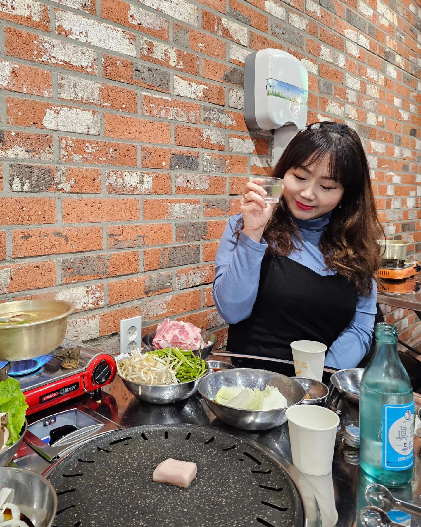 #협찬

얼리지 않은 생고기를 직접 칼로 썰어주는
생대패삼겹살 맛있는 곳🥓
샤브샤브, 구이 둘 다 먹을 수 있는 곳💙

#돼지세끼
📍 광주 남구 광복마을길 9
📍 17:00~24:00 / L.O 22:30 / 매주 일요일 휴무

기본으로 나오는 수육❤️
묵은지 짱맛👍

미나리와 파무침 함께 말아서 먹어요🥰

여기 사이드도 너무 맛있어요🤭
짜파게티, 볶음밥까지 클리어🎶
#진월동맛집 #진월동삼겹살 #진월동고기