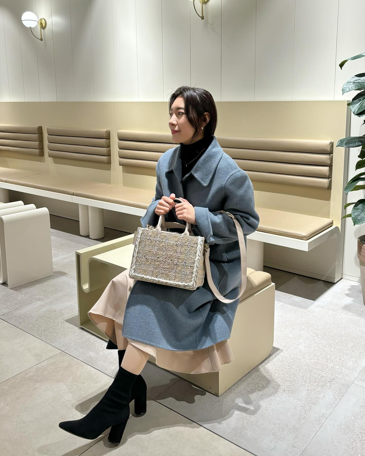 #ad hyu.jenne
이벤트 당첨이라니 진짜 행복 그자체,,🤍
원래 사각백 좋아하구 짐순이라 적당히 사이즈 커야는데,
어떻게 알고서 딱 적당한 사이즈로 보내주셨냐며..!

휴젠느 신상 라푸백 샴페인 컬러인데,
색상이 진짜 실물깡패..!! 
인스타 스토리 올렸다가 가방예쁘다는 칭찬 얼마나 받았는지,
그냥 지나칠 수 있는데 한마디씩 보내줘서 너무 고맙구,,✨

올 겨울과도 참 잘 어울리는 트위드 느낌의 사각백이라
아주아주 잘 들고다닐 예정 🤎

#휴젠느 #휴젠느라푸백 #휴젠느가방 #휴젠느라푸백트위드 #휴젠느라푸백샴페인 #여자가방#여자가방추천 #여성가방 #여성가방추천