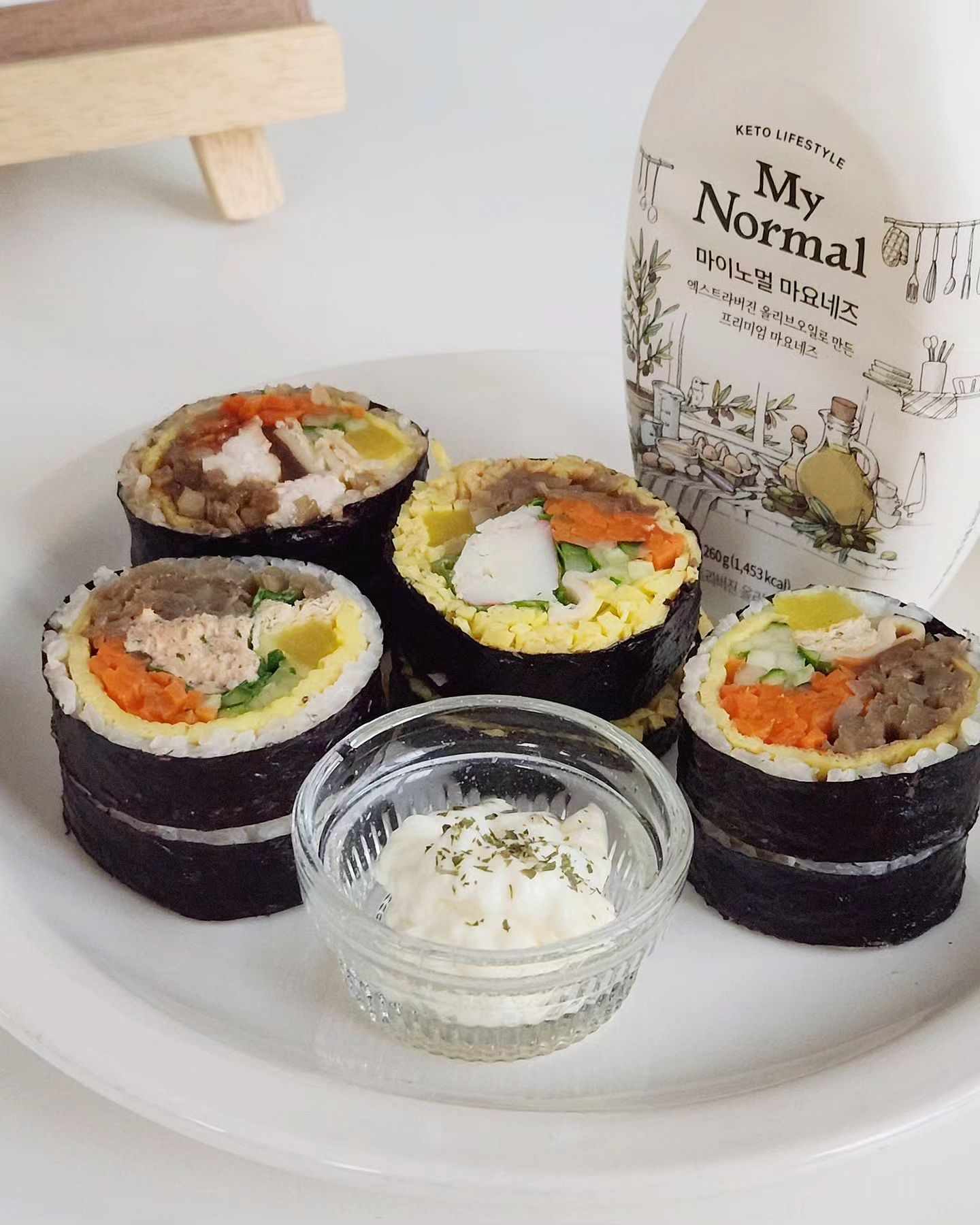 마이노멀 마요네즈 (mynormal_foods) 

남이 만든 김밥 ◾️🍚 (김밥 이모지를 달라..🫠) with #마이노멀마요네즈 🫶🏻 
엑스트라 버진 올리브오일로 만든 마요네즈라🤍 믿고 먹는 우리가좍 냉장고 필수템 🤧

김밥에 마요네즈 찍먹 스킬은,, 아주 어릴적부터 동네 김밥집에서 자연스레 획득,, 🙋‍♀️
지금은 여기저기 많이 생긴듯 한데, 서X김밥이라고 아실랑가 몰라요?,,🤤

테이블마다 마요네즈통 딱 있고, 그때 당시에는(?) 되게 독특한 그런 거였는데..🥹
추억의 장소 너낌이라 아직도 김밥+마요네즈 하면 옛날 생각나는 ㄹr떼인 ㄴr..🫠

아모턴, 김밥과 마요네즈도 조금은 건강하게 즐길수 있다구요! 🫡 믿먹 #마이노멀 🫶🏻

-
#노멀리즈 #노멀리즈5기 #기분좋은식습관 #식단관리중 #건강식사 #김밥맛집