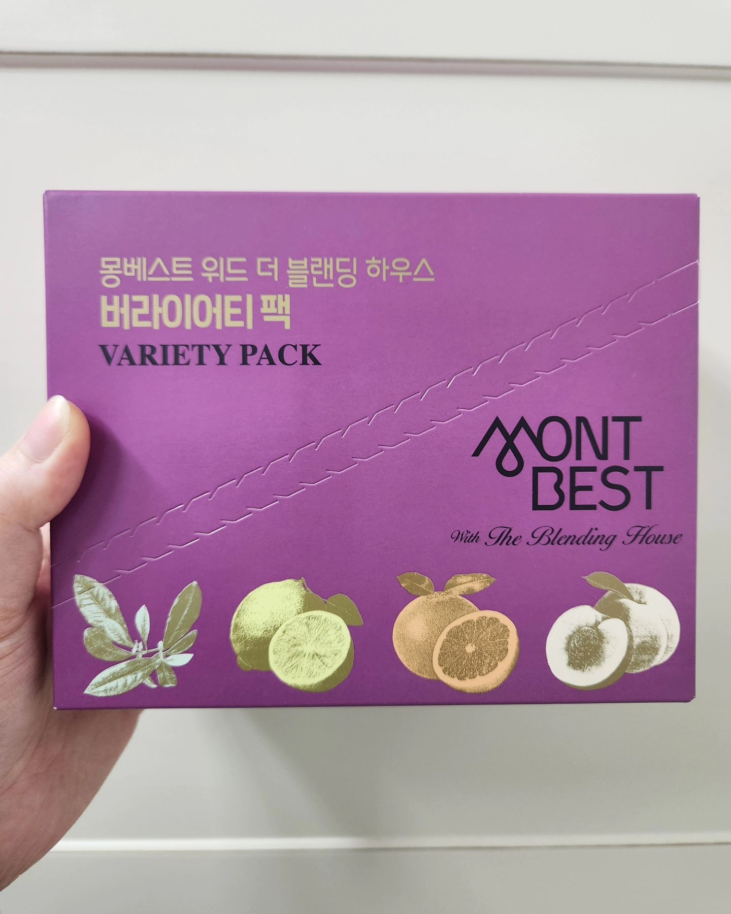 #할인구매 montbest #몽베스트티 #블랜딩티
보통 티라고하면 티백에 들어있어 시간재가면서 우려내고 오래 우리면 떫어져 불편한데 이제품은 가루형태라 물에 타기만하면 되서 간편해요!!
물을 적게 넣으면 진하게 먹을수있고 옅게 먹고싶을땐 물을 조금 더 타면되니까 취향껏 즐기기 좋고 맛도 4가지나 되서 좋아요!향도 진하고 너무 달거나 쓰거나 하지않아서 좋아요!!제 최애픽은 얼그레이블랙티인데 우유랑 타서 꿀 살짝 넣으면 밀크티로도 즐길수있어서 좋더라구요!!추천추천~
#먹스타그램 #인플루언서 #말차 #송혜교티 #녹차카페인 #얼그레이티 #20대 #홍차 #송혜교콤부차 #일상 #뷰티 #녹차효능 #얼그레이 #녹차