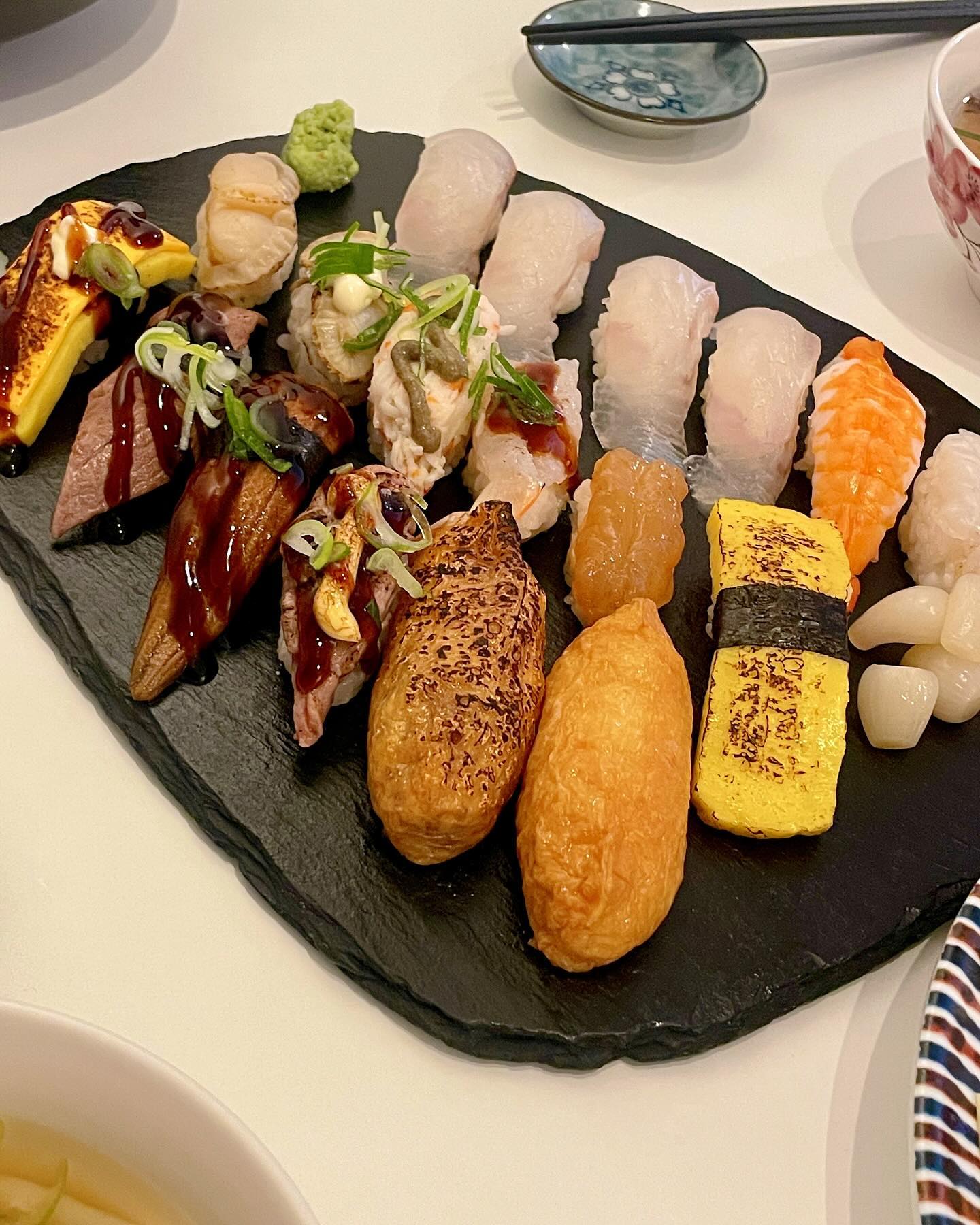 #협찬 죽전네거리에 위치한 맛집 스시오마카세🍣
두툼한 두께의 신선한 회에 밥 양도 가득한데
가격까지 가성비 끝판왕이에요👍
19900원에 18p 배부른 모듬초밥 먹었는데
종류도 다양하고 같이 나오는 사이드까지
정말 푸짐하게 즐기다 왔어요 :)
넓고 깔끔한 홀에 직원분들께서 친절히 메뉴 구성도 설명해 주시고 저는 연어초밥은 선호하지 않아서 
말씀드렸더니 다른 초밥으로 변경도 해주시는 센스👏
가성비 맛집 초밥집 찾는다면 스시오마카세 추천드려요!

junhyuk_factory
📌주소
대구 달서구 와룡로 43길 46길 (죽전동 262-11) 1층
📌영업시간
월요일~일요일  11:00 ~ 22:00

#스시오마카세 #대구스시오마카세 #죽전점 #대구스시 #달서구스시#연어초밥 #초밥 #대구핫플 #대구맛집 #죽전동맛집 #죽전역맛집 #대구 #죽전 #스시 #맛집 #죽전스시오마카세 #맛집 #가성비맛집 #먹스타 #좋아요