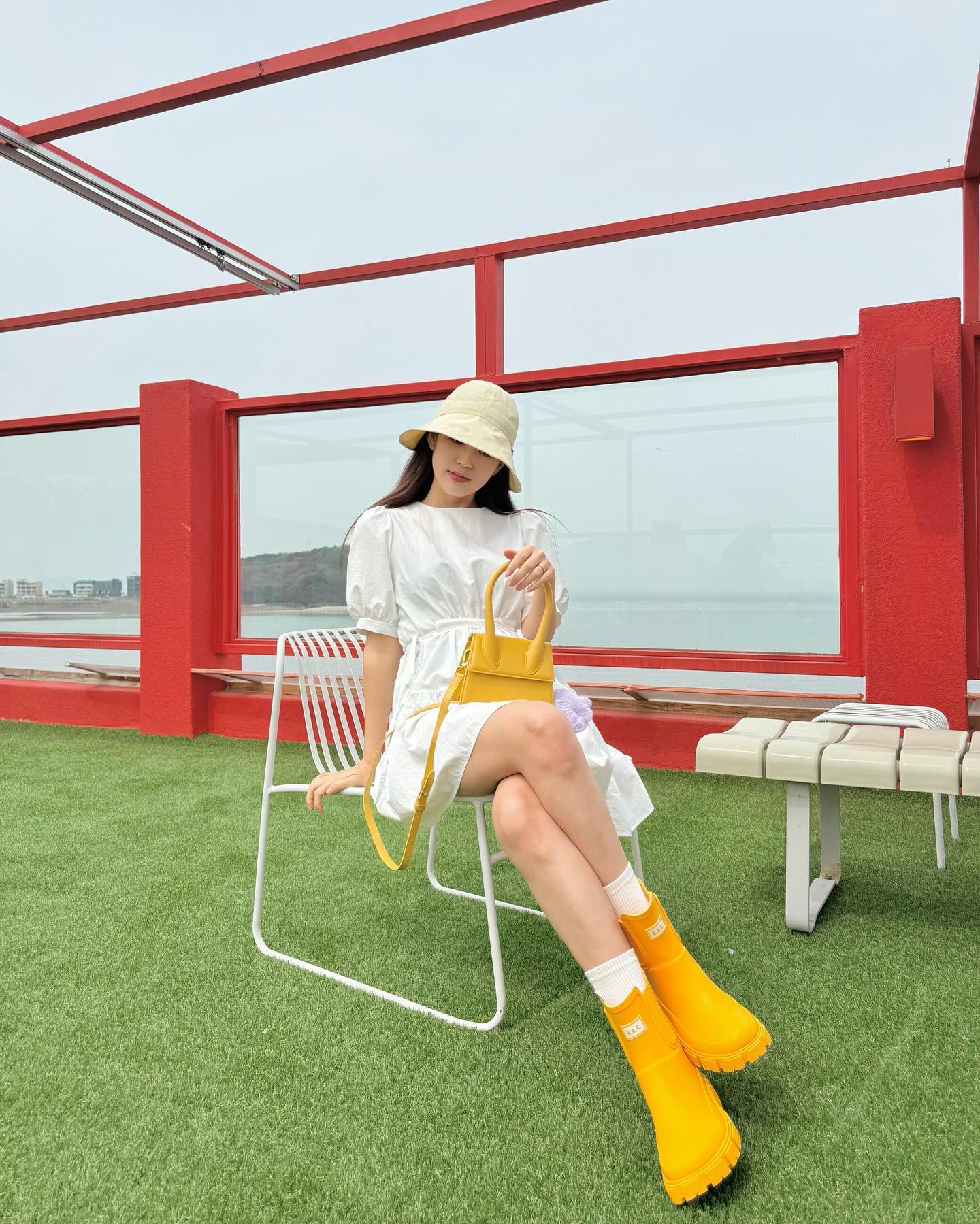 #협찬 

AQUAGUARD BONNET HAT DEWLIEH
아쿠아가드 보닛햇 듀리에

베이지 컬러에 봄 여름 가을까지도 착용하기 좋은 화이트샌즈 모자👒
원단도 물이 흡수되지않는 생활방수가 가능해서 더 좋아요
뒷면의 벨크로로 사이즈 조절도 가능해요
챙 끝 와이어로 여러가지 스타일링이 가능해요.
컬러도  베이지 / 옐로우 / 라이트그레이 / 세이지그린 / 바이올렛 / 블랙으로 취향에 맞게 고르시면 된답니다~
.
.
.
#화이트샌즈 #화이트샌즈모자 #WHITESANDS #보닛햇 #아쿠아가드 #듀리에 #여름모자#여성모자 #모자추천 #봄코디 #봄신상 #봄모자 #여름코디 #바캉스모자 #방수모자