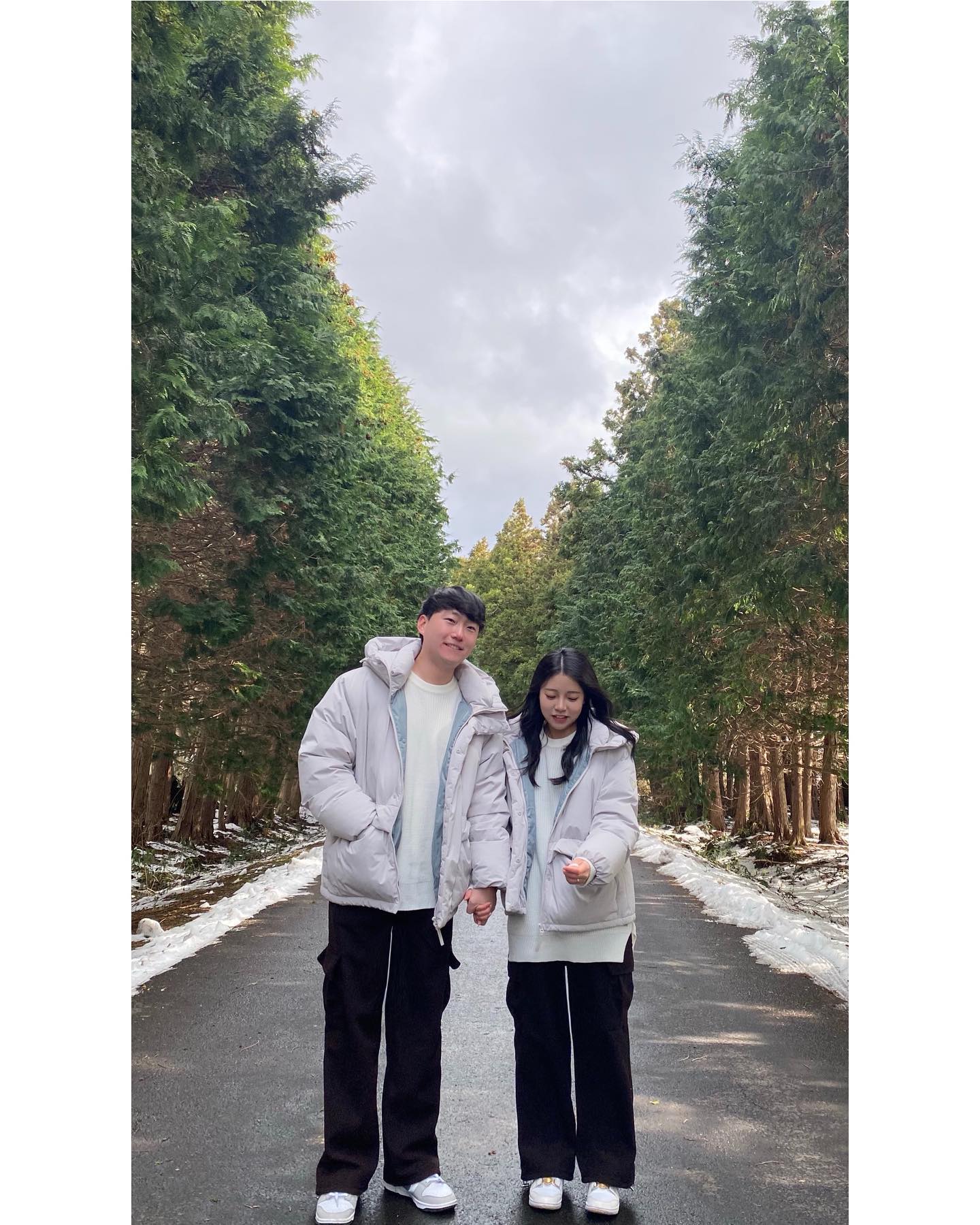 🍊1-3차만 날씨 요정의 첫 제주🌳
경기도 날씨만 생각했다 제주도 가니까 엄청 따뜻했던 “이럴 줄 알았으면 코트 입을걸 하고 뒤늦게 생각했던 우리”

여기 사진 찍으러 갔는데 정말 커플들의 성지였던 곳 줄 서서 사진만 찍고 오는 곳이었지만 그래도 가길 너무 잘했다고 생각했당 ! !
지금까지는 항상 짝꿍이가 사진 구도 잡아주고 항상 커플 사진 찍었는데 이번에는 내가 한번 구도 잡아봤는데 짝꿍이가 사진 정~말 못 찍는다고 했던.. 사진이당..😂

🍊2023.12.20Wednesday🍊