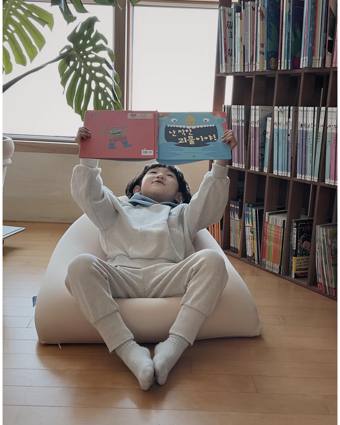 #협찬 
엎치락 뒤치락 여기저기 들고 다니며 엄마도 형아도 
앉지 못하게 하는 우리집 둘째 지정석. 책도 꺼내 읽
기도하고 의자로 만들어 티비도 보고 아이몸에 맞는
편안함이 좋은지, 생활특권 빈백에 머무르는 시간이
길다 다양한 색상과 모양 사이즈로 인테리어에도 효
과적이고 활용도도 높아서 선물로도 너무 좋을것 같
다 

🏷️ᴛʜᴀɴᴋs ᴛᴏ living.privilege_official 

#생활특권 #빈백 #빈백소파 #빈백쇼파 #아기선물 #아기선물추천 #집들이선물 #원룸쇼파 #1인용쇼파 #1인쇼파 #거실의자 #유아쇼파 #아기쇼파