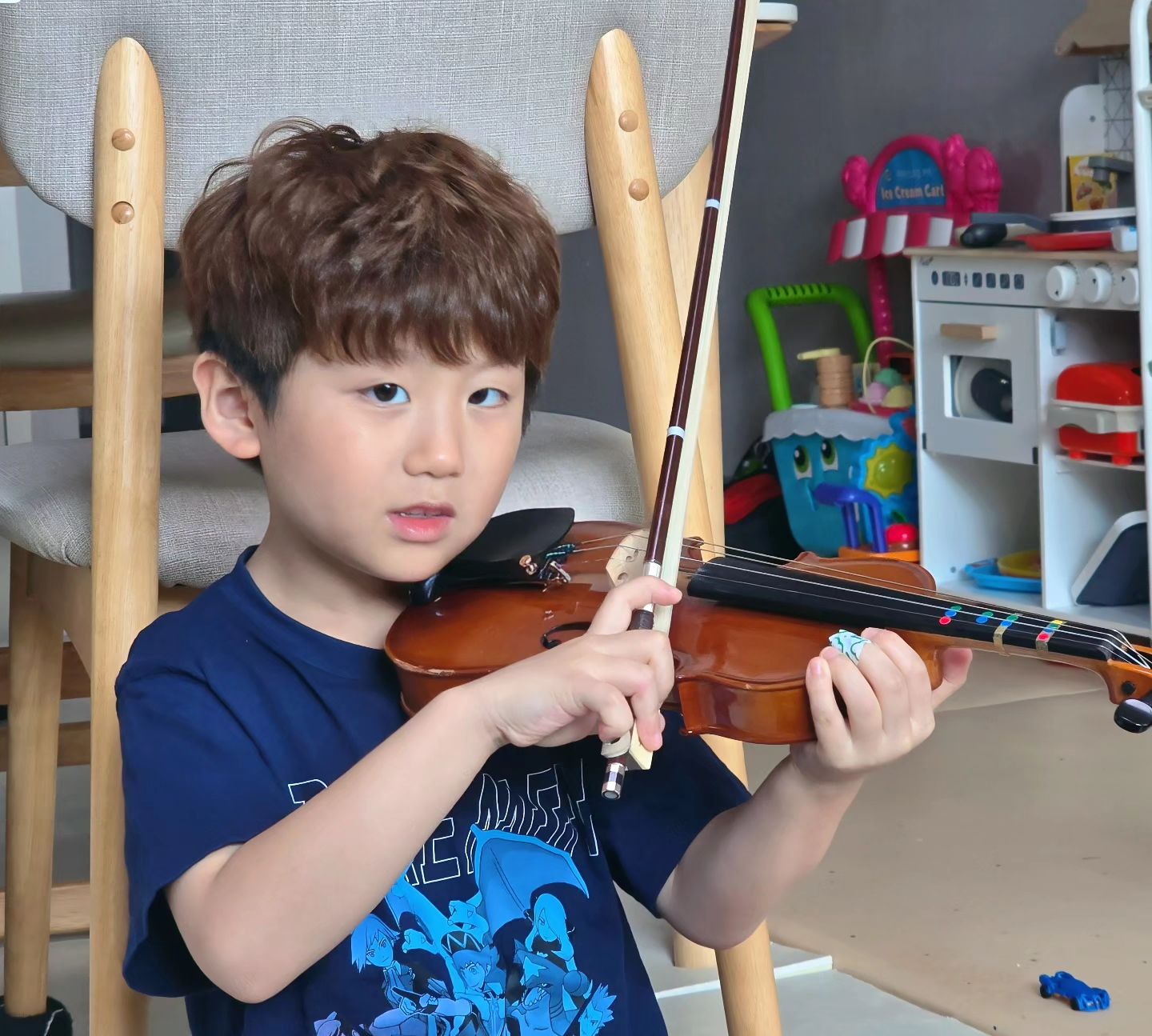 🎻바이올린 2주차

선생님을 좋아하는게 가장 큰 것 같고ㅎㅎㅎ
자세 잡는거 힘들어서 안한다고 할까봐 걱정했는데
거의 매일 바이올린 열어보며 애지중지에 자세 연습도 하고
공부도 이렇게 했으면 좋겠ㄷ.....🤭

_
#바이올린 #초등바이올린 #violin #초1일상 #바이올린연습