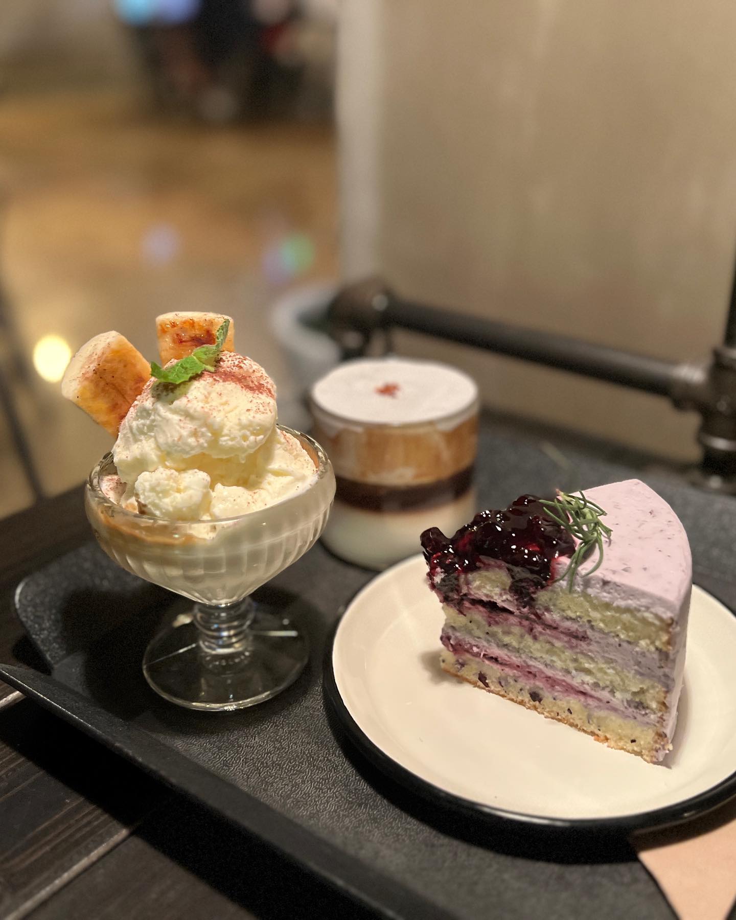 전주 신시가지 분위기맛집 "GT커피 전주점"
CGV서전주점 바로 맞은편에 위치. 지하주차장 구비로 1시간 무료 주차 가능!
오전 08:00-10:00에는 아메리카노 1,000원 할인!(주말,공휴일은 AM 11:00까지!)
GT의 뜻이 Gray Tone의 약자로 회색의 고유 느낌을 표현하였고 빈티지한 느낌의 감성적인 인더스트리얼 컨셉으로 아늑한데 힙한 분위기가 여러세대가 만족할 수 있는 분위기입니다~
천장도 높고 면적도 넓어서 대형카페 느낌이 나고 굉장히 쾌적한 느낌이 들어용
GT시그니처라떼(6.5)와 바나가토(6.0), 블루베리케이크(7.0) 주문!
음료를 앉아있는 자리까지 가져다주시는 친절함..👍
시그니처라떼는 반정도 크림을 숟가락으로 떠먹고 그 다음에는 섞어먹으라고 알려주셨는데
이 크림이 꾸~덕하고 고소한 것이 과히 시그니처로 선정한 이유가 있습니다 굿굿!!
바나가토는 아포카토에 요즘 유행하는 바나나브륄레가 올려져있는데 커피의 풍미와 달달한 아이스크림, 바나나브륄레의 조화가 딱! 좋아요~
블루베리 케이크는 통통한 블루베리가 잼으로 가득들어있고 크림과 시트가 촉촉하니 부드러워서 커피와 잘 어울렸어요~~
음료뿐아니라 디저트까지 맛있는 카페는 드문데 GT커피 다 맛있어요!
광주에서 굉장히 유명한 카페인데 전주에 생겨서 더욱 반갑네요😊
전주 유일 디저트 버터바를 판매하고 있는데 다음엔 꼭 버터바를 맛봐야겠어요~
연중무휴 밤 12시까지 운영하는 카페라 데이트하기도 좋아요!
*주소 : 전북 전주시 완산구 홍산로 261 1층 
*연락처 : 0507-1473-0546
*영업시간 : 월-금 08:00-24:00 / 토-일 11:00-24:00
(라스트오더 : 23:30)
*이 글은 리뷰노트를 통하여 본 업체에서 제품 또는 서비스를 제공받아 작성된 글 입니다.*
#전주신시가지신상카페 #전주카페 #전주신시가지카페 #전주맛집  #분위기카페 #전주분위기카페 #디저트맛집 #전주디저트카페 #전주감성카페 #감성카페 #협찬 #리뷰노트