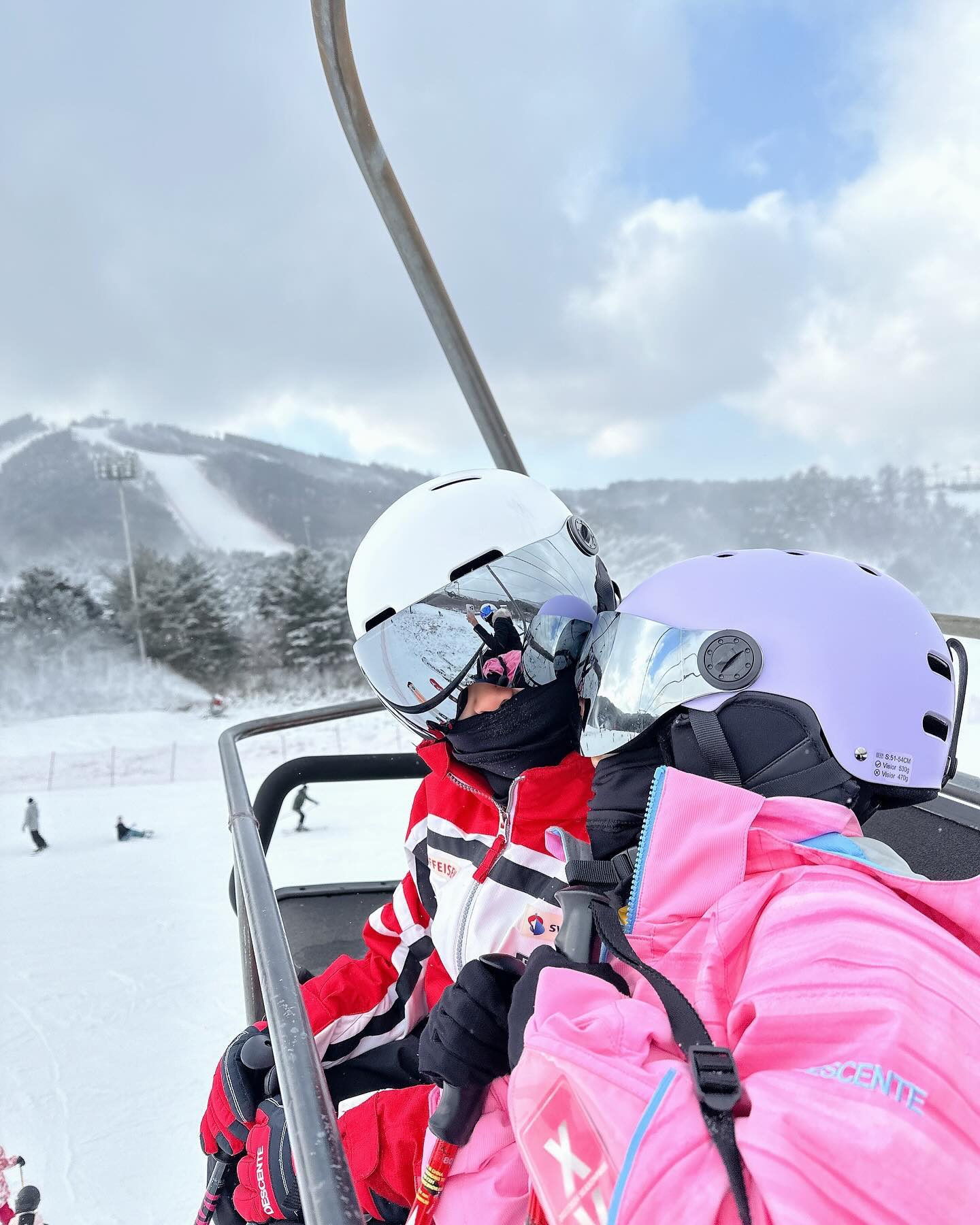 -
메리 크리스마스🎄
재작년,작년에 이어 
올해 크리스마스도 스키장⛷️
처음 스키탈때 7살이던 언니야가 이젠 자기 스키도 
척척 챙길줄알고 도와쥬는 아인제인😍
-
-
-
#아인제인 #아인제인맘 #이자매 #인자매 #자매맘 #자매 #위드제인 #메리크리스마스 #해피크리스마스 #화이트크리스마스 #가족스타그램 #가족여행 #가족스키 #가족스키어 #럽스타그램 #사랑해 #자매맘 #ainjane_travel_story