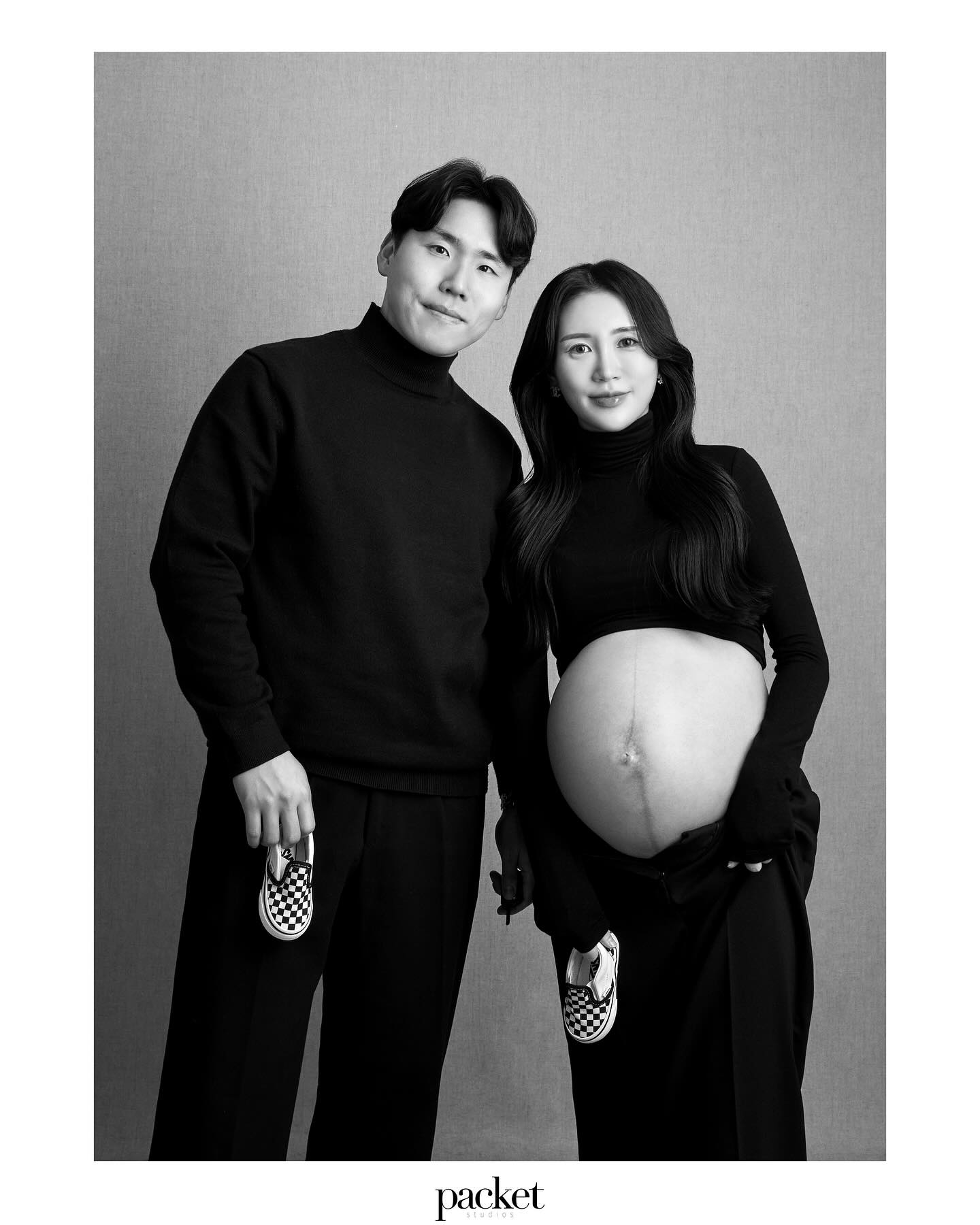 출산 며칠 앞두고 찍은 만삭사진이 도착했다. 📷
불과 열흘 전만 해도 내 뱃속에서 꼬물거리며 태동으로 교감하던 까꿍이가 지금은 우리와 얼굴 마주하고 눈을 맞추며 교감하고 있고 이서라는 사랑 가득한 이름도 생겼다. 내 눈앞에 있는 이 아이가 내 뱃속에 있었다니 아직까지도 너무 신기하고 지금껏 느껴보지 못한 또 다른 큰 행복이 마음 깊숙이 자리 잡았다.
이서야 엄마아빠가 평생 행복 가득한 아이로 키워줄게, 우리 세 가족 너무 사랑해 ! 🤎