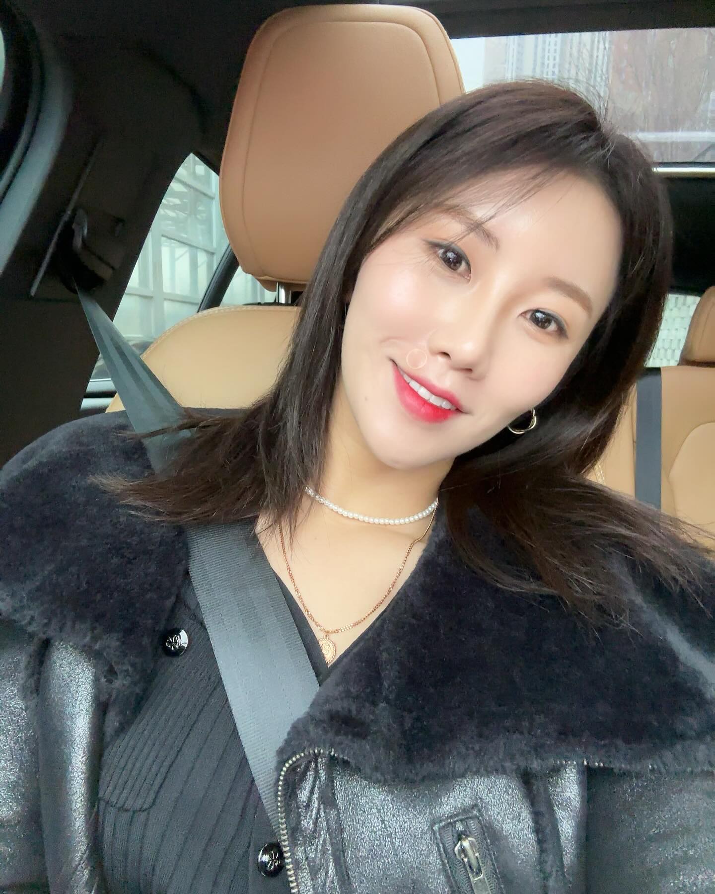 🎞️

요즘 진짜 나이 먹은거 실감 중🥹...
트러블이면 트러블,,,건조함은 말할수가음꼬,,,
진짜 20대처럼 막대하면 안될 내 피부 💖
소듕해🫶🏻
이번 한주도 빠이팅 해보자구💪🏻
.
.
.
#직장인 #직장인룩 #소통 #일상 #출근룩 #selfie