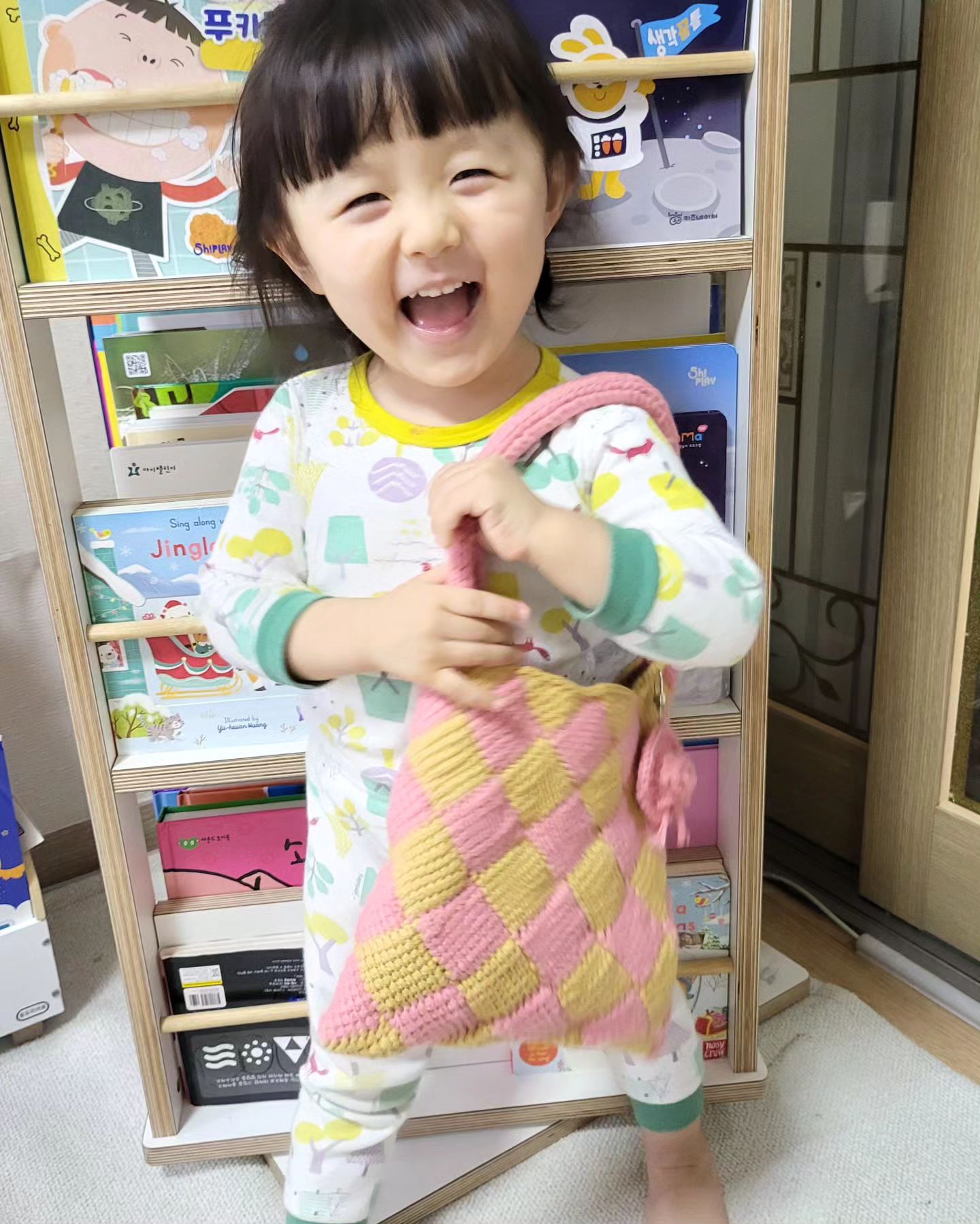 줌마 솜씨💕
허리 시술받고 회복하며 쉬는 동안
다시 취미 시작작작!
열심히 코바늘 뜨개질🧶
체커보드 미니 백👛
미니어처 모자 키링👒

완성하니 뿌듯뿌듯☺️
우리 둘찌 가방 들고 뽐내기😍

한달이 너무 빨리 지나감🥲

2024.1.13.토 둘찌+1037(34.❤️)