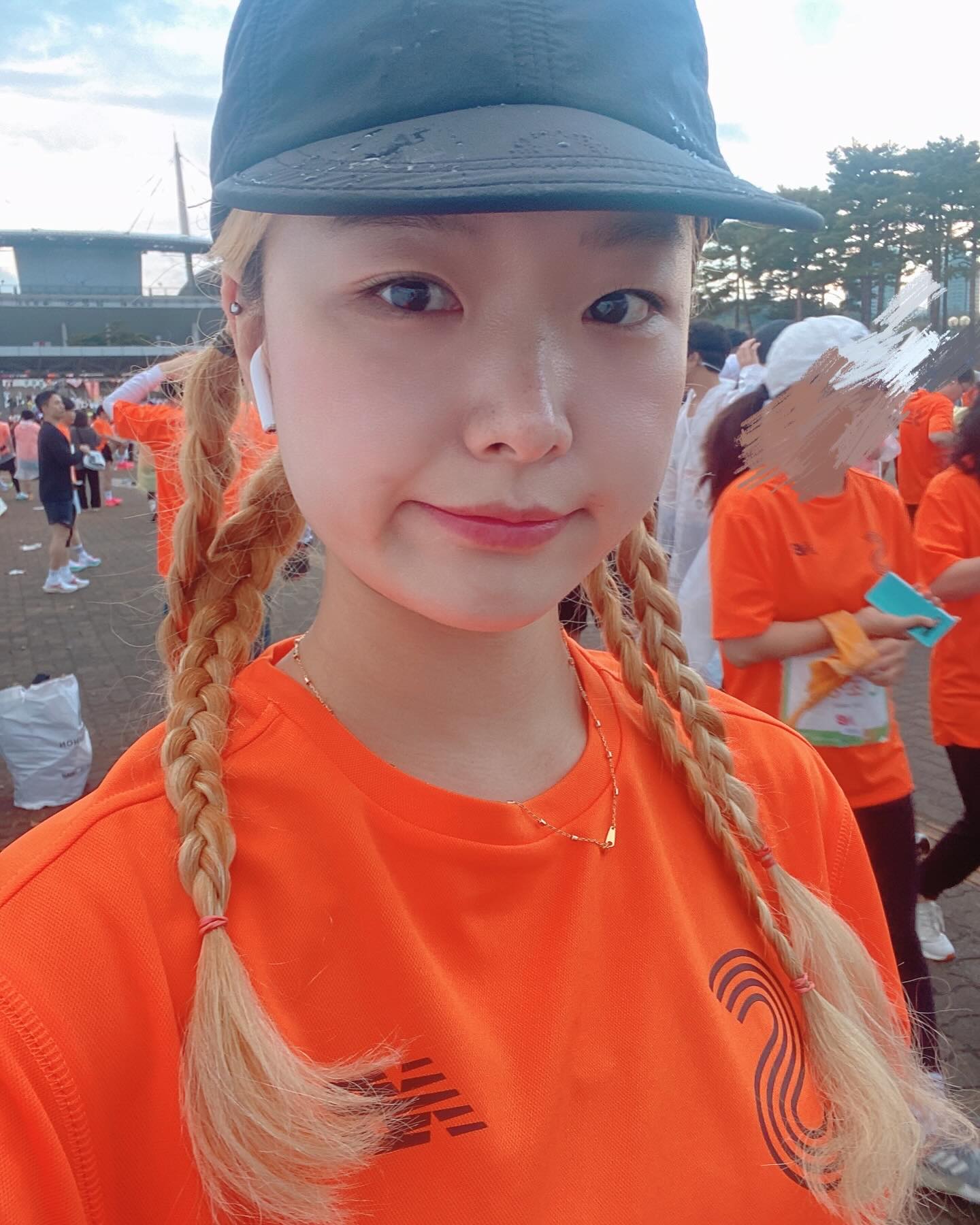 작년엔 올려야지 올려야지 하면서 넘 지나버려 안 올렸는데 이번 건 더 지나기전에 기록.. 비가 그치는가 싶더니 뛰는 중에 다시 비가 내려 우중런이어따 올해는 많이 안 뛰고 나갔더니 작년보다 느려져버렸넹ㅎ 암튼 JTBC만 4년짼데 내년엔 부디 더 더 연습해서 다른 것도 나가봐야지🤔! (노란 우비 글로우 멋지다,, )

#jtbc마라톤 #jtbc서울마라톤 #제이티비씨마라톤 #제마 #러닝 #러닝스타그램 #러닝기록 #running