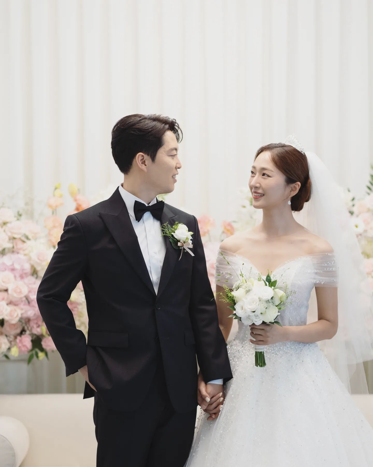 "하늘이 땅보다 높음 같이 내 길은 너희 길보다 높으며 내 생각은 너희 생각보다 높으니라"  이사야 55:9
.
.
.
Much more than I could have ever prayed for....
.
.
.
"나의 기도하는 것보다 더욱 응답하실 하나님....
내가 생각하는 것보다 더욱 이루시는 하나님...
우리 가운데 역사하신 능력대로 우리들의 간구함을 넘치도록 능히 하실 주님께
모든 영광과 존귀와 찬양과 경배를 돌릴지어다."
.
.
.
결혼을 하면서 주님은 이렇게 나에게 역사하셨다!
가정가운데 앞으로 이루실 일들을 더욱 기대하고 기도합니다🙏
.
.
.
축복해주신 분들 너무 감사해요😆😚😍🥰
.
.
.
#weddingphotography📷 
#wedding👰 
#weddingdress
#blessings🙏 
#양재at포레
#누루스냅