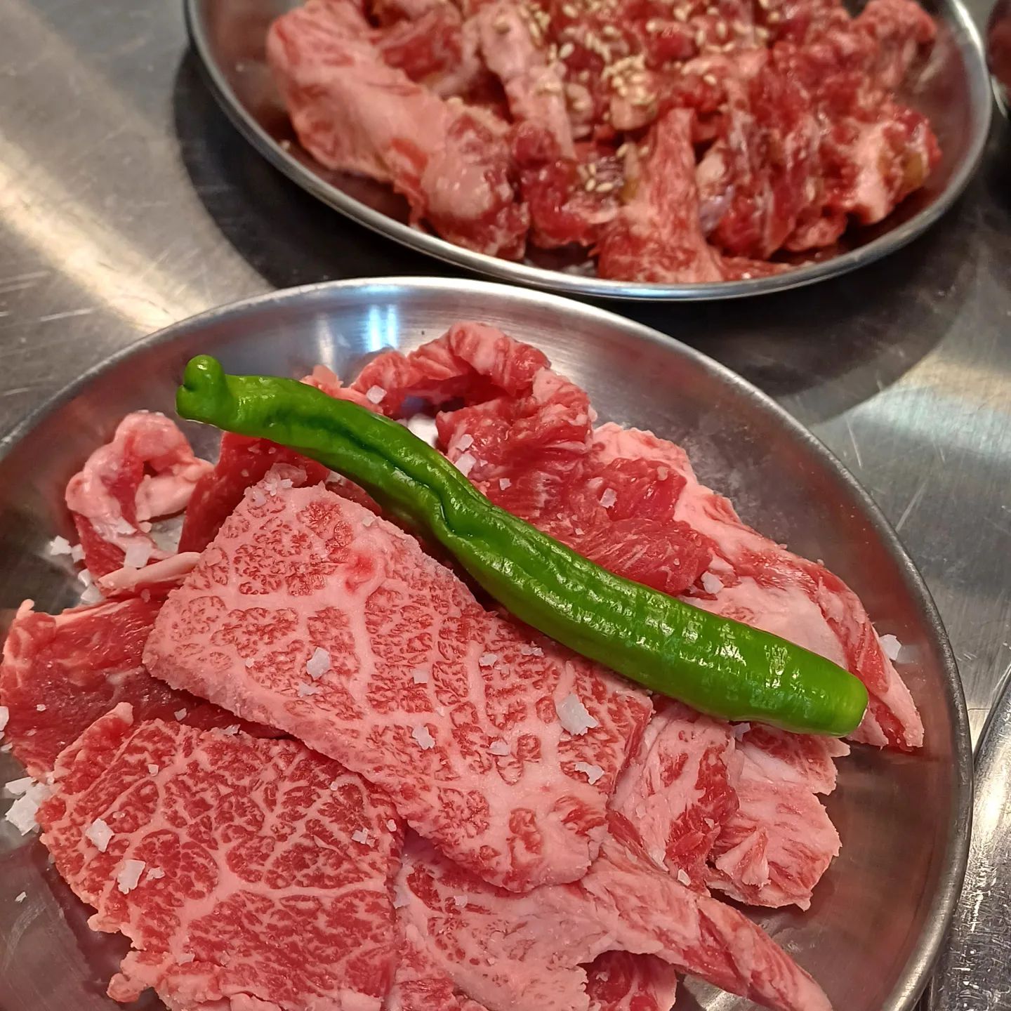 #잘먹고잘사는라임씨 #블로그협찬

🥩 오늘 소개할 집은 지금까지 간 식당 중에서 역대급으로 가게 이름이 길다. #잠실방이먹자골목에서회식하기좋은소고기한우맛집 세글자로 #방목소 

🥩 지하철 2호선, 8호선 잠실역 10번 출구, 지하철 9호선 송파나루역 2번 출구가 가장 가깝다.
20인까지 수용가능한 룸이 있어, 가족 외식이나 회식으로 일행끼리 오붓하게 즐기고 싶다면 룸으로 예약하면 된다. 

🥩 #한우생갈비살 100g 1만 6천 원
방이동먹자골목 소고기 방목소 갈빗살은 1+와 1++ 한우만을 사용해 신선하다. 소고기 그것도 한우가 돼지고기 같은 가격이라 눈을 의심했는데 1만 6천원이 맞앙다.

🥩 #한우양념갈비살 100g 1만 6천 원
간장과 마늘향이 어우러져 달콤 짭짤했다.
양념 갈빗살은 타지 않게 더 신경 써서 굽자.
둘 다 맛있는데 내 픽은 생갈비살.
신선한 고기 그 자체로도 맛있었어.

🥩 한우 #육회 100g 8천 원
신선한 육회 쫀득하고 부드러웠다.

🥩 #갈비탕 이 기본으로 나오는데, 퀄리티가 훌륭하다.
고기에서 뼈도 쏙 빠지고, 부드러운 고기가 가위로 술술 잘린다. 질기지도 않아. 

🥩 셀프바에 와사비, 쌈장, 참기름, 소금,  후추 등 양념과 궁채장아찌, 배추김치, 마늘도 있으니 놓치지 말고 취향껏 더 맛있게 고기에 곁들여 먹어.

🥩 잠실 방이 먹자골목에서 회식하기 좋은 소고기 한우 맛집
📍주소 |  서울특별시 송파구 올림픽로32길 42 1층 (지번주소 | 방이동 93-6)
📍운영 시간 | 월요일~토요일 12:00 ~ 23:00 , 브레이크 타임 없음

#냠냠박사 #쩝쩝박사 #먹팔해요 #먹팔  #먹팔맞팔 #먹팔환영  #소고기 #한우 #갈빗살 #소갈비살 #갈비살