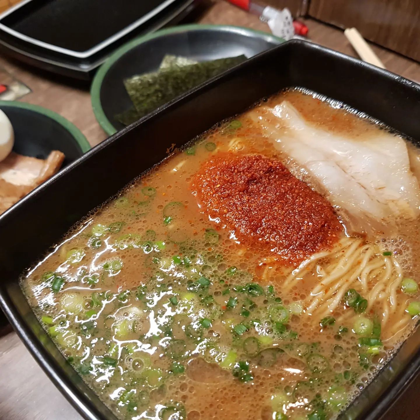 #후쿠오카맛집 

이치란라멘 텐진니시도리점
웨이팅 많이 안함!

왜 이치란 이치란 하는지 알 거 같은!
라멘 주문할때 기호에 맞게 선택 할 수 있는데
남자친구가 10단계인 본인 것 보다
내께 맛있다고 국물 원샷때림

김이랑 차슈랑 면 싸먹는거 강추!!

#일본여행 #후쿠오카맛집 #이치란텐진니시도리점
#라멘맛집 #이치란라멘 #텐진맛집 #7단계가맛있음