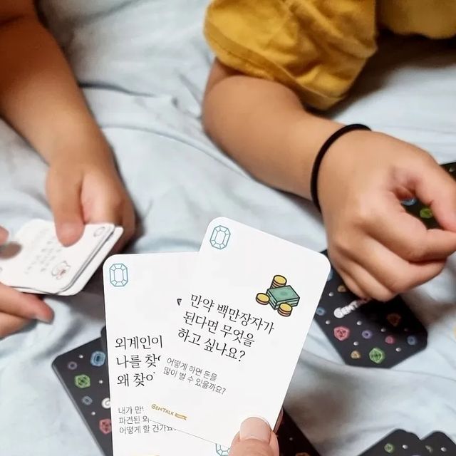 Tara 황언주 on Instagram: "#광고《 질문카드게임 '젬톡 주니어' 🃏 》 요즘 보드게임 중 아이들과 함께 할 수 있는 게임들이 많다. 조카들과 할 수 있는 게임이 있으면 좋겠다 싶은 찰나 마인드