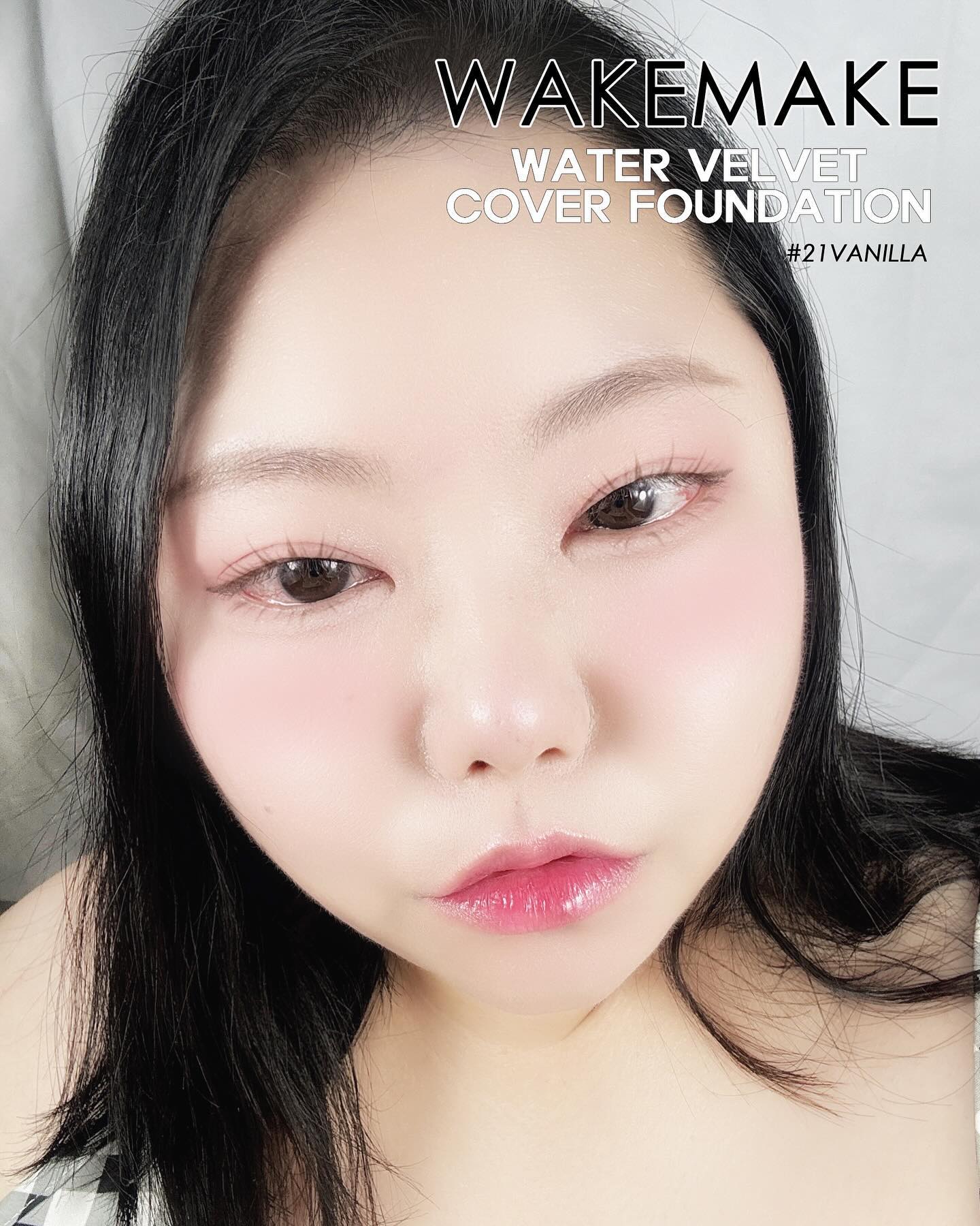 #내돈내산

128만 뷰티 유튜버 회사원A님의 영상에서 작년 9월 웨이크메이크
파운데이션과 스파출라브러시로 베이스 메이크업하시는 걸 보고
구입한 벨벳 한 피부 표현이 예쁜 파운데이션을 소개합니다.

#웨이크메이크
#웨이크메이크워터벨벳커버파운데이션
#웨이크메이크21호바닐라

까다로운 메이크업 아티스트 33인과 함께 완벽한 픽싱 타이밍을
연구 개발.
적당한 타이밍에 픽싱 되어 오래도록 다크닝 없이 첫 메이크업의
화사함을 유지시켜주는 파운데이션으로 6시간 들뜸 방지 임상까지
완료된 제품이랍니다.

평소 수부지인 피부로 너무 매트한 제품만 사용하기엔 건조하고
또 너무 촉촉한 제품만 사용하면 유분이 많은 곳은 금방 무너져
섞어서 사용을 자주 했었는데요.
웨이크메이크 파운데이션은 당김이 거의 느껴지지않고 겉은 보송해
예쁜 피부표현이 가능했답니다.

울긋불긋했던 피부 톤이 한층 화사하게 밝아지며 톤 자체가
정리되는 느낌이 좋았고 스파출러브러시와 궁합이 좋아 모공이
넓은 나비존과 코, 콧볼 등은 브러시로 가로로 슥슥, 세로로 슥슥
해주고 퍼프로 가볍게 두들겨주니 모공도 덜 도드라져 보여
깔끔하면서도 화사한 피부 표현을 할 수 있었답니다.

촉촉하지만 픽싱 된 후에는 잘 묻어나지 않아 곧 다가올 여름에도
사용하기 좋아 추천드립니다.

wakemake_offcial

#올리브영파운데이션 #파데추천 #인생파데 #베이스메이크업 #세미매트파운데이션 #wakemake