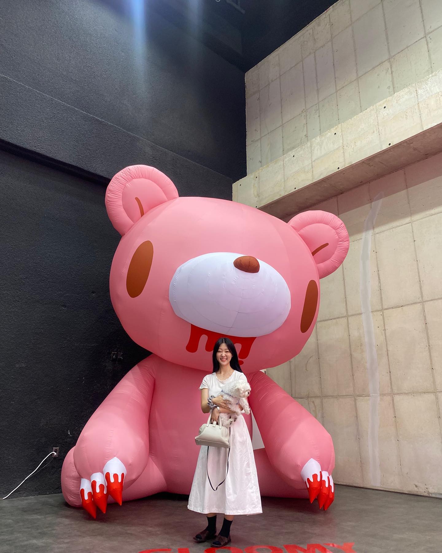 #광고

어딘가 반전이 있는 
gloomybear_kr의 팝업스토어에 다녀왔어요 🐻

(친절한 직원분들 덕분에 강쥐랑 쾌적하게 둘러보기 너무 좋았어요. 
나나랑 놀아주신 1층 직원분 감사합니다🙏☺️)

붐비던 전시가 아니라 부스가 넓고 다양하게 꾸며져 있어서 쾌적하게 구경할 수 있었어요. 글루미 마켓,집 공간을 지나면 글루미 워터파크가 나오는데 분홍색 풀장 안에서 인생샷도 가능해요🫧

촬영존에서 촬영을 하면 나만의 전시 티켓도 받을 수 있어요!

핑크곰🐻 글루미베어는 어느 날 석류상자에서 우연히 발견된 아기곰으로, 사랑스럽지만 흉폭한 반려곰 글루미와 그의 주인 '피티'는 아픈 성장기를 보내고있었어요

그리고 2023년, 사람의 일상을 꿈꾸며 독립적인 자아로 진화한 글루미는 언-글루미한 일상을 살기 시작합니다.

이런 글루미베어의 재밌는 스토리를 알고 보시면 
더 전시가 재밌으실거에요:)

 📍글루미베어 운영 기간 : 23년 7월 1일 ~ 23년 9월 30일

 📍휴관 : 7월 13일 ~ 7월 16일

 📍7월 한정 무료 입장

 📍전시회 MD는 글루미베어 홈페이지에서 구매 가능합니다.

#아임리얼글루미베어 #글루미베어전시 #아임리얼전시 #포토맛집 #데이트 #드라이브 #마곡 #매스씨앤지