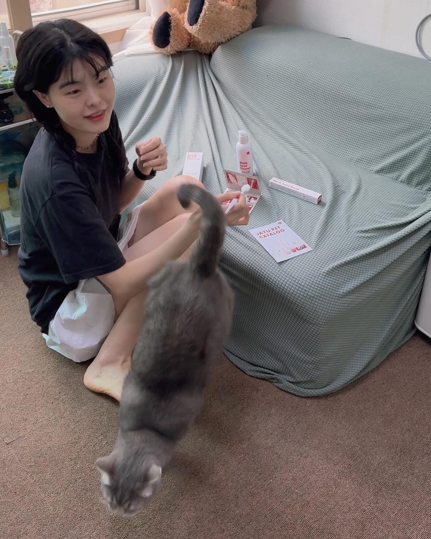 #협찬 검은깨 부자 우니,코니를 위해 자유펫에서 고양이 턱드름 키트를 보내주셨어요🥹🎁

블랙씨드 클리너를 거즈로 바르고 자유펫 브러쉬로 살살 문지르니 드러나는 검은깨들🫧

턱드름때문에 여러 제품을 사용했었는데 자유펫 클리너는 검은 깨가 부드럽게 나올뿐 아니라
제형이 물타입이라 잔여감이 적어 고양이들도 덜 핥는 거 같아요🧼

꾸준히 사용해서 젭알 턱드름이 사라지길,,🥲

#협찬 #턱드름키트 #고양이꼬드름 #고양이검은깨클리너 #고양이턱드름키트 #고양이턱드름관리 #고양이블랙헤드 #자유펫