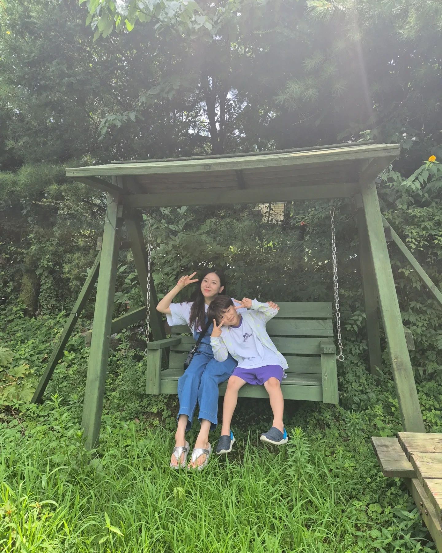 🌞땡볕에서
🏕텐트 철수는 죽음🤪

일요일에 다들 철수해서,
캠핑장 우리가 전세내고 씀🤭

아침에 사발면 하나씩 먹고,
텐트 철수하고,

큰언니네 들러서,
점심먹고 조금 쉬다가,
집으로 출발~~🚗

2박 3일 잘놀고 잘쉬고 갑니다🤗

#2박3일 #양평여행 #양평캠핑장 
#들꽃여울캠핑장 #땡볕☀️ #텐트철수