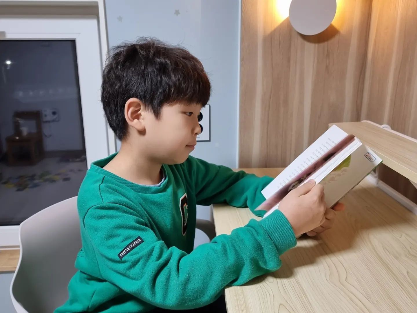 #주말일상

한권한권 기록하기!
주말에 밀린독서중~! 

🌿
길고양이 자꾸와의 이별이 솔지의 마음에 어떤감정으로 남아있을지..~

개인사정으로 3년간의 전원생활을 마감해야 상황이 되었다. 
그러다보니 키우던 강아지 '천둥이'를 다른곳으로 입양보내야하는 상황이 되었다.

함께 지냈던 반려견과의 이별에 찬이 눈이 빨갛게 된 사진을보며 괜시리 울컥했던 기억이 있다.

맞벌이하는 엄마, 아빠에 주말 엄마였던 나를 마주하는 
둘째에게 반려견이었던 천둥이는 친구 이상이었을 것이다. 

📌더는 슬프지 않았다. 이별의 슬픔은 새로운 만남의 기쁨으로 서서히 잊힐것이다.

#마음이음 #초등추천도서 #초등고학년추천도서 #고양이자꾸 #마음잇는아이 #한수언 #초등창작동화 #초등마음처방전 #반려동물 #이별
