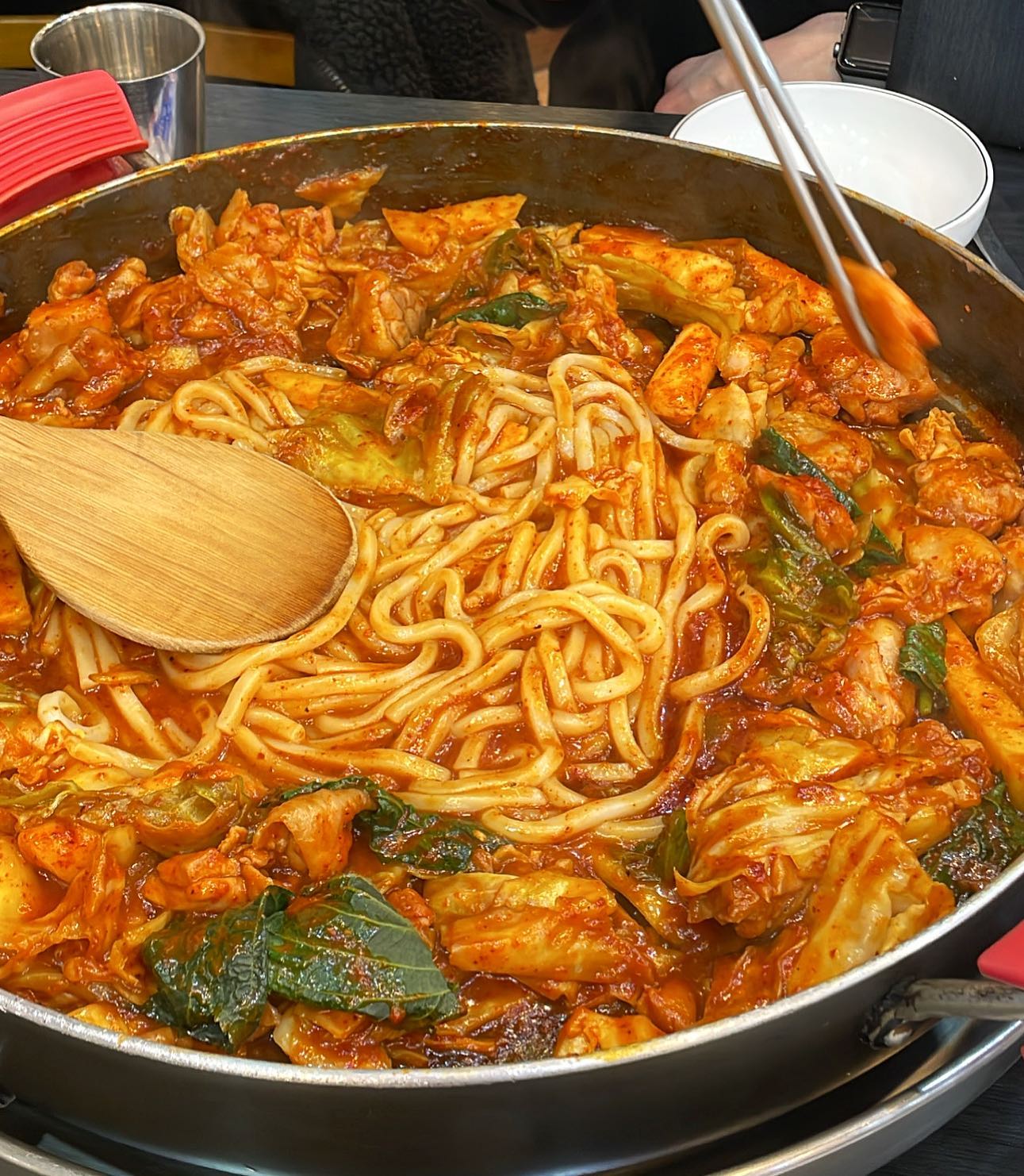 김포에서 발견한 #닭갈비 맛집
양은 또 얼마나 넉넉한지 둘이서 볶음밥 시키지도 못했는데 배 터질뻔 했구요...🥴
심지어 맵기 조절 가능 🔥🔥
다음엔 꼭 여럿이 가서 볶음밥까지 먹고와야겠슈