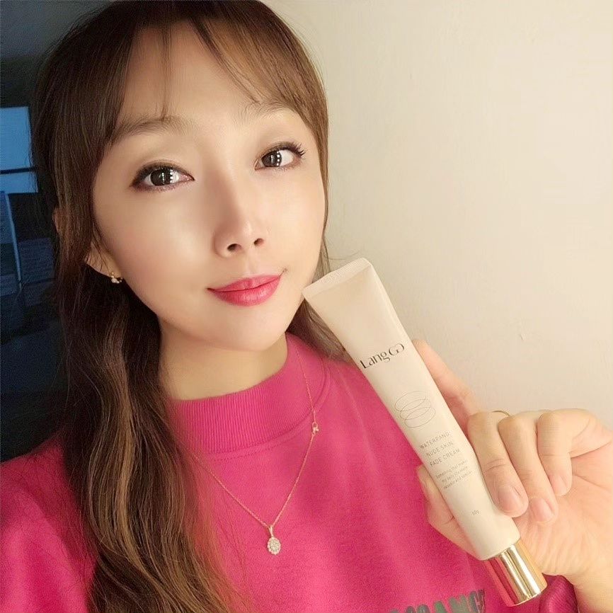 #광고 #워터팡파데크림

요즘은 자연스런 피부연출이 필수인
#랑끄파운데이션 2개월 사용해본 찐 후기 올려드려요^^

티나지 않게 톤업 해주는게 쵝오다 보니 
날마다 촉촉하고 수분감 넘치는 크림제형 덕분에
쫀쫀한 피부표현이 가능한 #랑끄 매일 바르고 있어요!

얼마나 길게 유지되는지 궁금해서 하루 종일 테스트를
한번 진행해보았는데요!
아침에 바르고 출근하면 저녁때까지 물광피부가 지속되는 마법의 파데!!
주변에서 물광피부로 거듭났다고 엄청 칭찬해주고 있어요^^

그러니 제가 좋아하지 않을 수가 없지욤!
워터팡 누드스킨 파데 크림 #발림성 좋아서 아침에 메이크업할때
기분까지 좋아지거든요! 저와 함께 사용해본 친구들이 모두 극찬해요!

프랑스 기적의 온천수 10만ppm을 담아
미네랄을 피부 깊숙히 품은듯한 촉촉한 데일리 메이크업의 끝판왕!
볼에서 느껴지는 촉촉함을 느낄수 있는 #누드파데 찾는 
주변분들께 계속 추천드리고 있는 중이에요!
2개월동안 쭈욱 바르면서 정착하다보니 
여러번 덧발라도 두껍고 무겁지 않아서
딱 내가 원하는 커버력과 촉촉한 피부표현을 해주기 때문에
앞으로도 쭈욱 사용해 보려고 해요!
계속해서 레이어링 할수 있고 오후 늦게까지 예쁜 물광피부 뿜뿜할수 있다는거!
랑끄 #워터팡파데크림 앞으로도 쭈욱 #인생템 될 것 같아요!

langggkr.official
#프랑스온천수 #파운데이션 #파데크림추천 #langgg #누드스킨 #파운데이션추천
#뷰티그램 #누드파데 #랑끄 #워터팡파데크림 #꾸안꾸메이크업 #데일리메이크업 #파운데이션
#랑끄누드스킨 #온종일테스트 #하루종일 #유지력갑