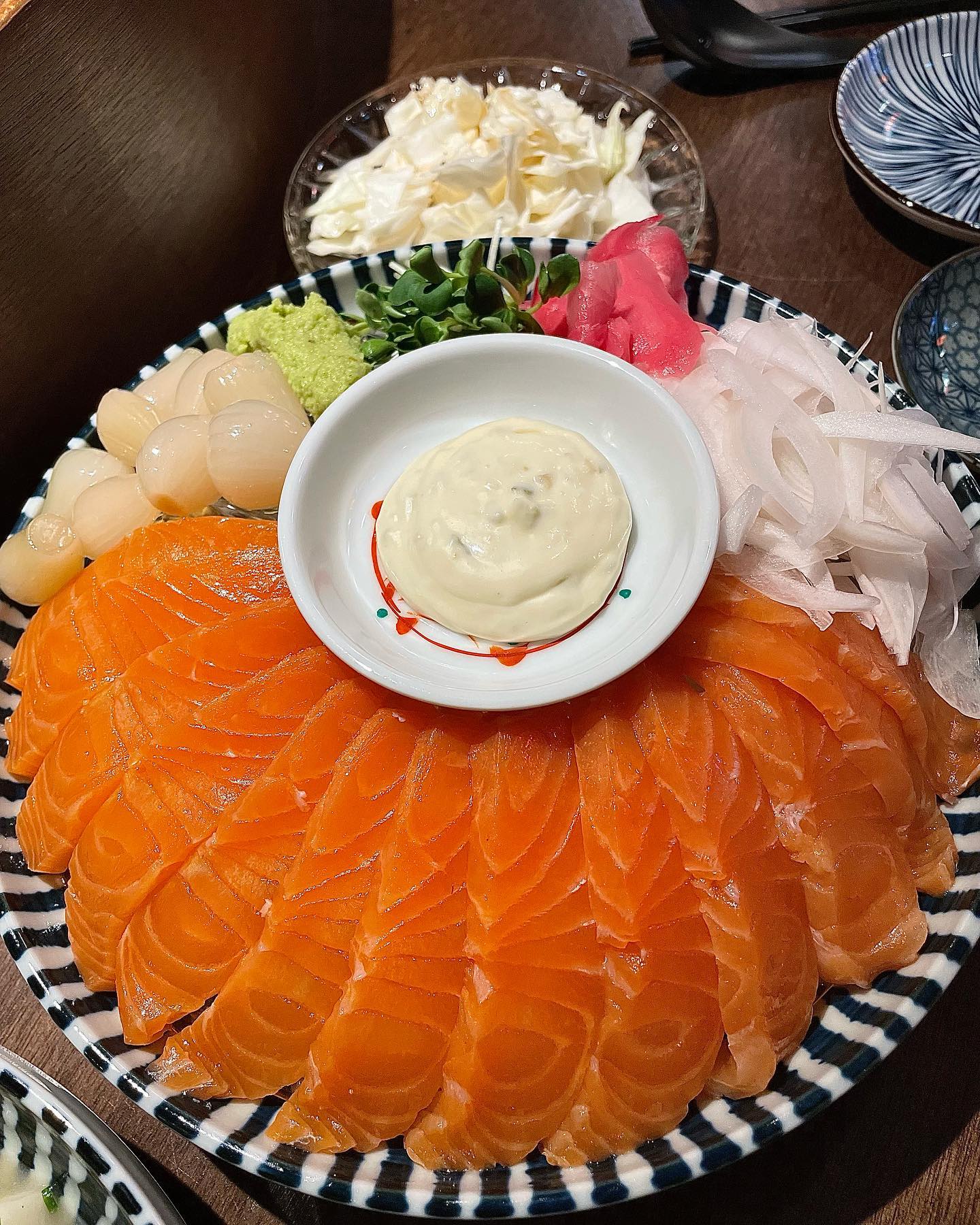 #협찬 #오뎅엔 [파주야당점]
새로 오픈한 맛도리 오뎅바 & 이자카야 🍢🍶

따끈한 국물이 땡기는것보니 이제 가을인가봐요🍂
야당에 새로 오픈한 오뎅엔 다녀왔어요😊

🔍오뎅엔 파주야당점 (officiall.odenn)
✅ 주소 : 경기 파주시 경의로 1100 1층 121호
✅ 전화번호 : 0507-1342-8178
✅ 영업시간
 - 매일 19:00~03:00 (월요일 정기휴무)

🍽 프리미엄 모듬오뎅 19.0
육수가 엄청 뽀얗고 진한 사골 국물 같았어요
딱 밥 말아먹고싶은 맛 🤣
따끈따끈 육수는 리필이 가능해요!!

🍽 숙성 연어 사시미 29.0
두툼해서 식감도 좋았고 비린맛 없이 신선했어요
양파+타르타르 조합으로 먹으니까 순——삭

☑️ 12시간 이상 푹 끓인 정통 일본식 육수
☑️ 어육 함량 90% 이상 프리미엄 부산오뎅
☑️ 깔끔하고 청결한 오픈 주방
☑️ 인스타 태그 & 네이버 리뷰 이벤트 진행중
 - 소주 or 맥주 한병 제공

#야당술집 #야당역술집 #야당이자카야 #야당역오뎅바 #파주야당술집 #파주오뎅바 #파주데이트 #야당데이트 #야당맛집 #파주맛집 #운정맛집 #일산맛집 #야당가볼만한곳 #오뎅바 #신상오뎅바 #핫플레이스 #이자카야 #생맥 #오뎅엔 #일본감성 #먹방 #맛집스타그램 #먹스타그램 #푸드스타그램 #먹팔맞팔 #먹팔환영 #먹스타 #먹스타맞팔