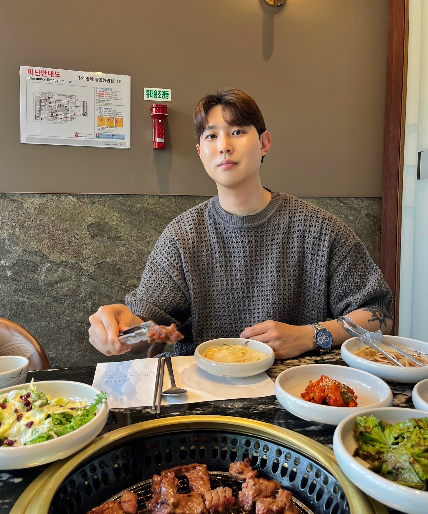#협찬 
숯불구이 전문점 강강술래 다녀왔어요~
전에 왔을 때보다 고기 퀄리티도 좋아졌고
매장 인테리어 리뉴얼로 고급스러움까지 업업😃

무엇보다도 프라이빗 한 공간 구성으로
아이들이나 어르신 포함하여 가족모임으로 최고!

강강술래 신메뉴
진양념갈비정 강추~~🤤

식후 야외정원도 넓게 있어서
차한잔하면서 라이브공연 즐기기도 좋을 거 같아요🎵🎶

sullai_official
#가족모임맛집 #서울근교맛집 #마장호수맛집 #추모공원맛집 #벽제맛집 #고양시갈비 #고양시가족모임 #고양시맛집 #부모님모시고가기좋은식당 #강강술래늘봄농원점