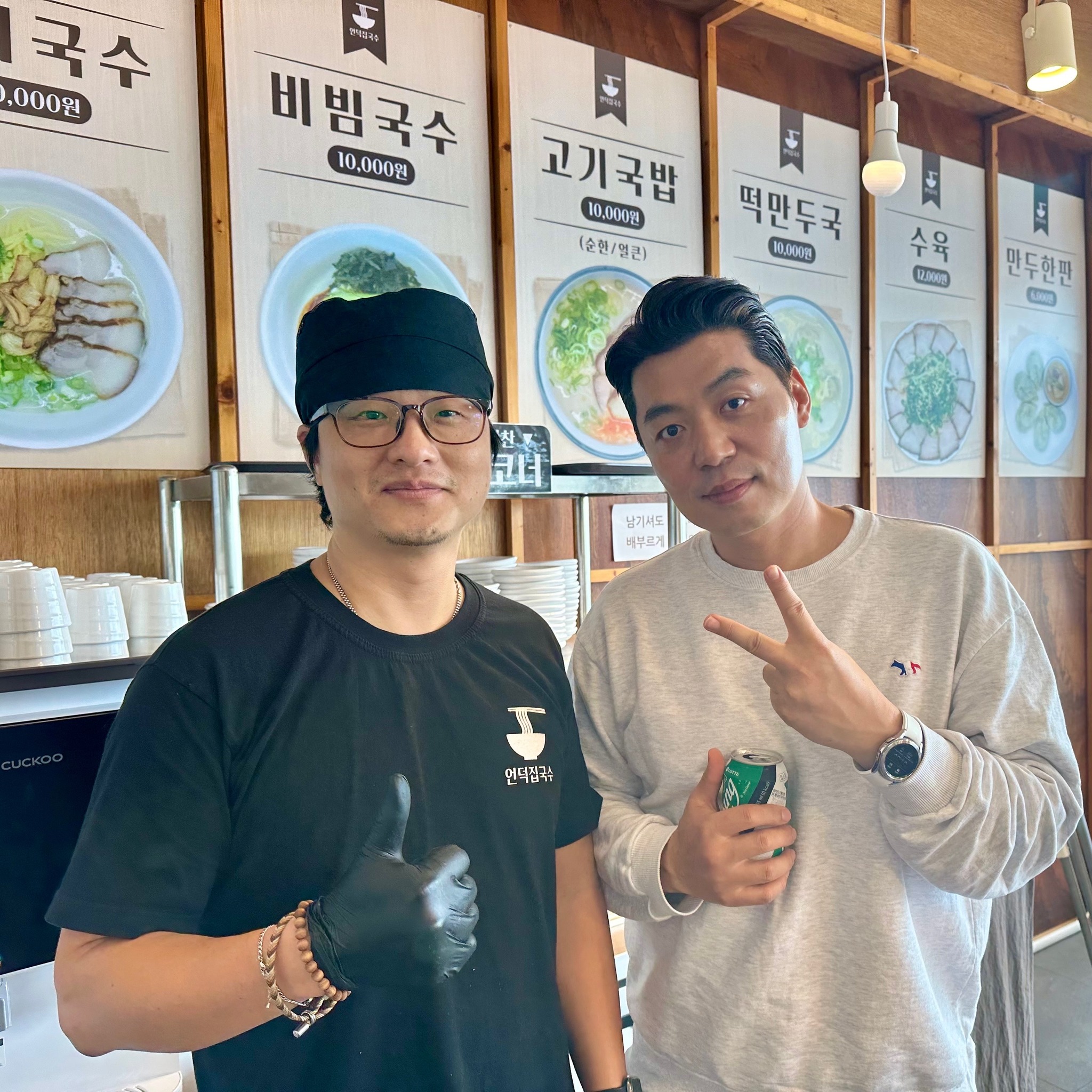 오늘 저희 매장에 송훈 쉐프님께서 다녀가셨어요 🫶
잘생기고, 멋지고, 요리까지 못하는게 없는 쉐프님
언덕집국수 방문해 주셔서 감사합니다 😍

🍜언덕집국수
🍜제주 제주시 애월읍 애월해안로 494
🍜08:00 ~ 20:00(마지막 주문 19:00) 연중무휴
🍜0507-1388-3107
🍜주차 가능

#애월맛집 #애월고기국수 #제주도맛집 #제주맛집 #제주도맛집리스트 #제주고기국수 #제주도고기국수 #애월아침식사 #언덕집국수