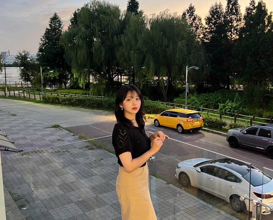 온냐들이랑 공강시간에 카페 다녀오기!♥ 
해질녘 감성 너무 쥬아ෆ⸒⸒

사진 잘 찍어주는 수경언니랑
사진 잘 찍혀주는 재영언니 뒤태✨
+구경하고 디렉터 역할 하는 서희온닠ㅋㅋ

언니들이 생일때 케이쿠 사줬던 카페 방문 완!
수경온니 얼른 사진 배워서 실험체로 나 써주라🫶🏻
.
.
.
.
#천안 #천안카페 #지로스터 #카페추천 #노을사진 #해질녘