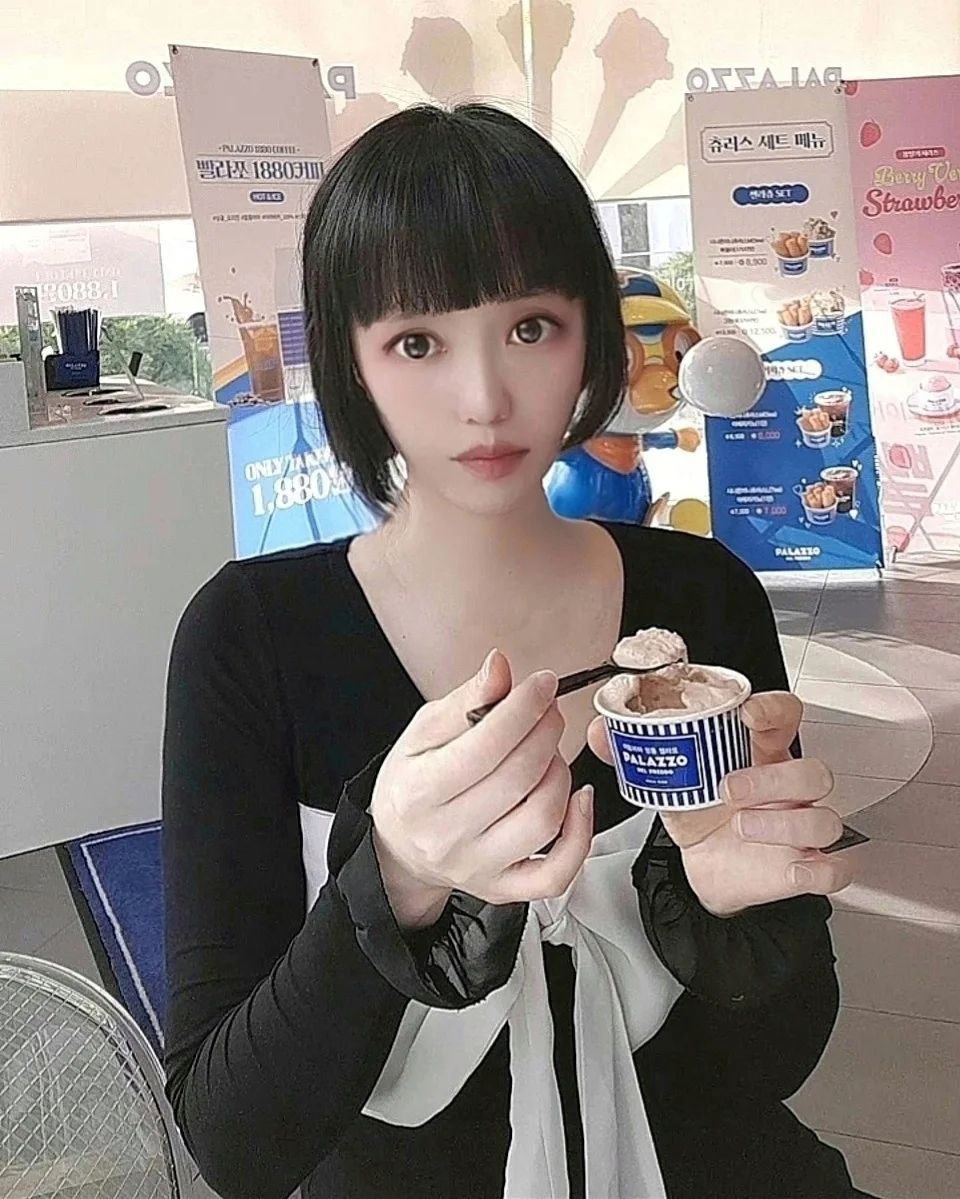 #협찬
#젤라또카페 #해태제과 #빨라쪼 
143년 전통의 이탈리아 로마 3대 정통 
프리미엄 젤라또 since 1880🍧
젤라또맛집 #빨라쪼HQ점 에 왔어영~

제가 먹고있는건 6가지 맛을 고를수있는 파티박스🎁인데영~ 

시나몬커피젤라또☕️
ㅡ커피에 시나몬 꽂아서 마시는걸 좋아해서 제일 궁금한 마음에 첫번째로 골랐어영
커피와 시나몬의 환상적인 조화가 한번 먹으면 멈출수없게 만들었어영😀 

소금우유🥛ㅡ우유의 부드럽고 고소한 느낌에 끝맛이 살짝 소금맛이 나서 우유를 더 맛있게 만든 느낌😃 

리조네로 ㅡ흑미.쌀이 씹히면서 고소하고 달콤😄 

쿠키앤크림ㅡ쿠키가 바삭함과 젤라또의 부드러움😁 

녹차맛🍵ㅡ 자연이 선물해준 녹차의 향이 그대로 살아있어서 너무 좋았어영🙂 

멜로네🍈ㅡ 달콤상큼한 멜론맛😉 

1880년부터 시작된 젤라또 카페🍨
젤라또 정말 좋아하시면 자주 오게 되실꺼에영😃 

#젤라또 #젤라또맛집
