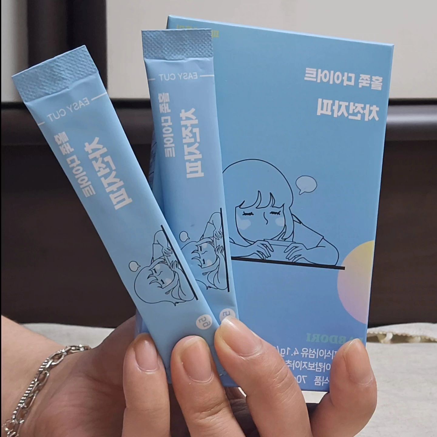 #공구시작 #랩도리홀쭉다이어트
다이어트와 쾌변을 한 번에 해결할 수 있는 제품을 가져와써요😄
2024년 신제품이랍니다!🙊
(현재 박 뚜아 인스타 단독 공구- 공구 특가와 사은품까지𖤐)

제가 요즘 매일 아침 꾸준히 먹고 있는 제품이거등요~
✨️ 이 제품은 차전자피 식이섬유와 가르시니아 캄보지아가 함께 들어있어요.

✔️ 차전자피는 배변활동에 도움을 줄 수 있어요.
또한 혈중 콜레스테롤 개선에 도움을 줄 수 있답니다.
★ 물과 만나면 최대 40배 팽창하니 물을 많이 마셔 주세요! 500ml 정도 드시는 것을 추천드려요😊

🙋‍♀️ 저는 차전자피 효과를 톡톡히 보기 위해 공복에 털어 넣고 물 500-550ml 마셔주고 있어요. 그럼 포만감까지 🆙️ 

✔️ 가르시니아는 체지방 감소에 도움을 줄 수 있어요.

✔️ 엄선된 부원료도 들어있어요.

✔️ 건강기능식품으로 하루 1포면 끝-

저는 먹고 있는 40알의 약들이 살찌우고 붓게 만들고 변비까지 주고 있어요...
다이어트를 온 우주가 막고 있져ㅎㅎㅎ
요즘은 통증으로 운동도 못 가게 하고...🫠

그래서 저 살 몇 kg 빠졌어요!라고는 못하지만 한동안 잘 못 비웠는데 요즘은 잘 비우고 있더라구요💩
(거짓말 안 해요✖️ 근데 소름 토요일에 그냥 재보니까 조금 빠져있어여?😲)

⭐️ 잘 먹고 잘 자고 잘 싸고! 중요한 거 아시죠!?

그렇다고 설ㅅ.. 약처럼 화장실을 막 보내고 그런 제품은 아니에요❌️
혹시 그게 효과를 못 봐서 그런 건지 직접 여쭤봤더니 설사약을 만들 수는 없다고 하셨어요.
그래서 전 오히려 신뢰도가 더 생겼답니다🤗

체질별로 효과는 다르기 때문에 딱 며칠 만에 화장실을 간다고는 말씀 못 드려요...🤔

적절한 운동과 식이조절도 함께 해요🫶

✅️ 배가 더부룩 하신 분
✅️ 빵과 탄수화물 과다섭취 하시는 분
✅️평소 배변활동이 어려우신 분
✅️ 체지방 감소가 필요하신 분

공구가 진행할 때 구매하시길 추천드립니당♥︎

✌️1박스만 구매해도 무료배송!
✌️ 3박스 구매 시 보틀 증정!(저 이거 받았눈데 너무 기여븜...)
✌️ 5박스 구매 시 1박스 추가 증정 받고 2024 다이어리까지(1월에 다이어리는 국룰 아닙니까ㅋㅋ)

✓ 공구 기간 : 24년 1월 17일(수) ~ 1월 19일(금) 3일 진행!

🚚 오후 12시 이전 구매 시 당일 배송(주말, 공휴일 제외)

프로필 링크에서 만나요ت

#공구 #공구중 #차전자피다이어트 #가르시니아다이어트 #체지방감소 #겨울다이어트 #다이어트추천템 #식이섬유제품 #홀쭉다이어트 #쾌변템 #맛있는다이어트